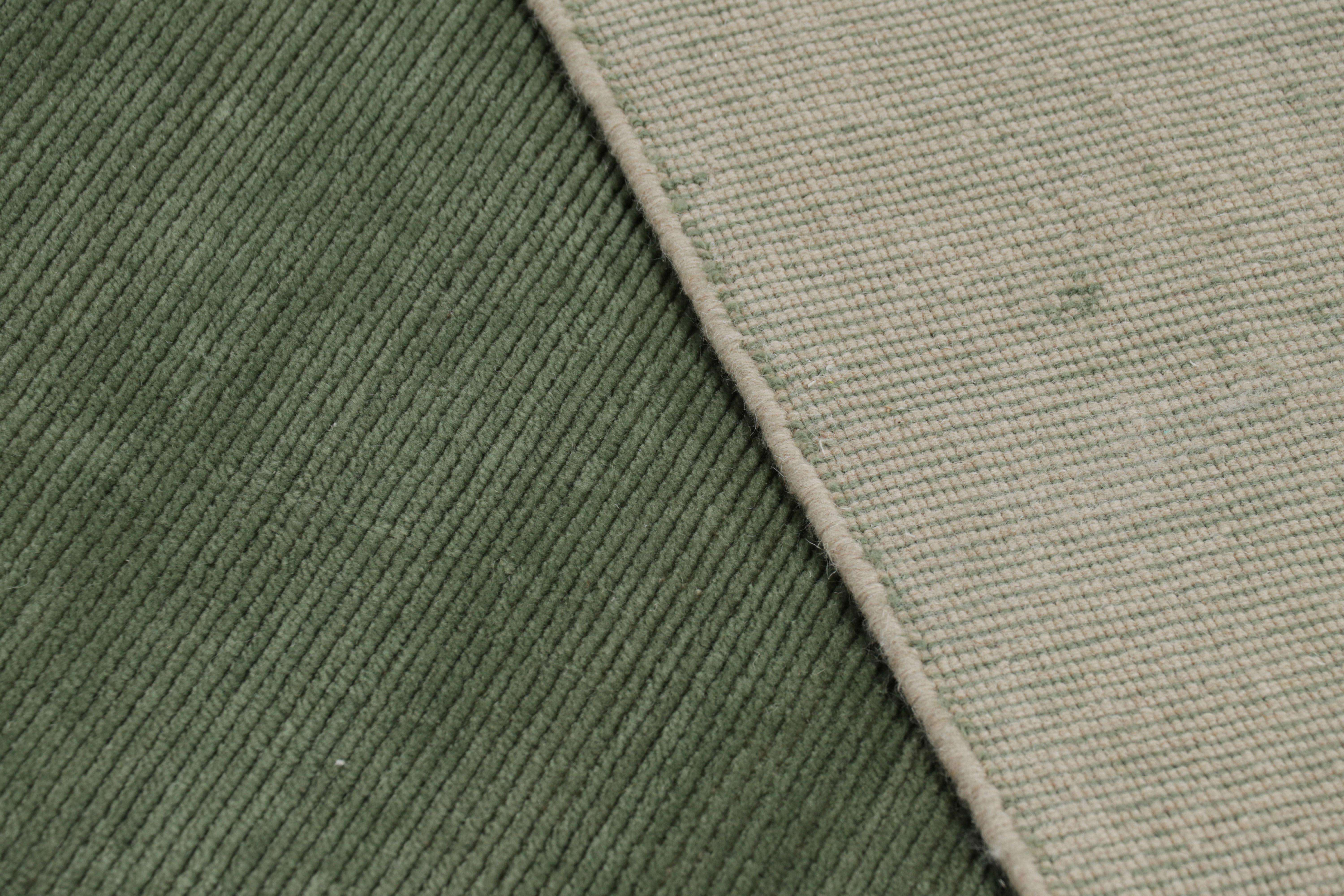Rug & Kilim's übergroßer Strukturteppich in waldgrünen Tönen und Streifen (21. Jahrhundert und zeitgenössisch) im Angebot