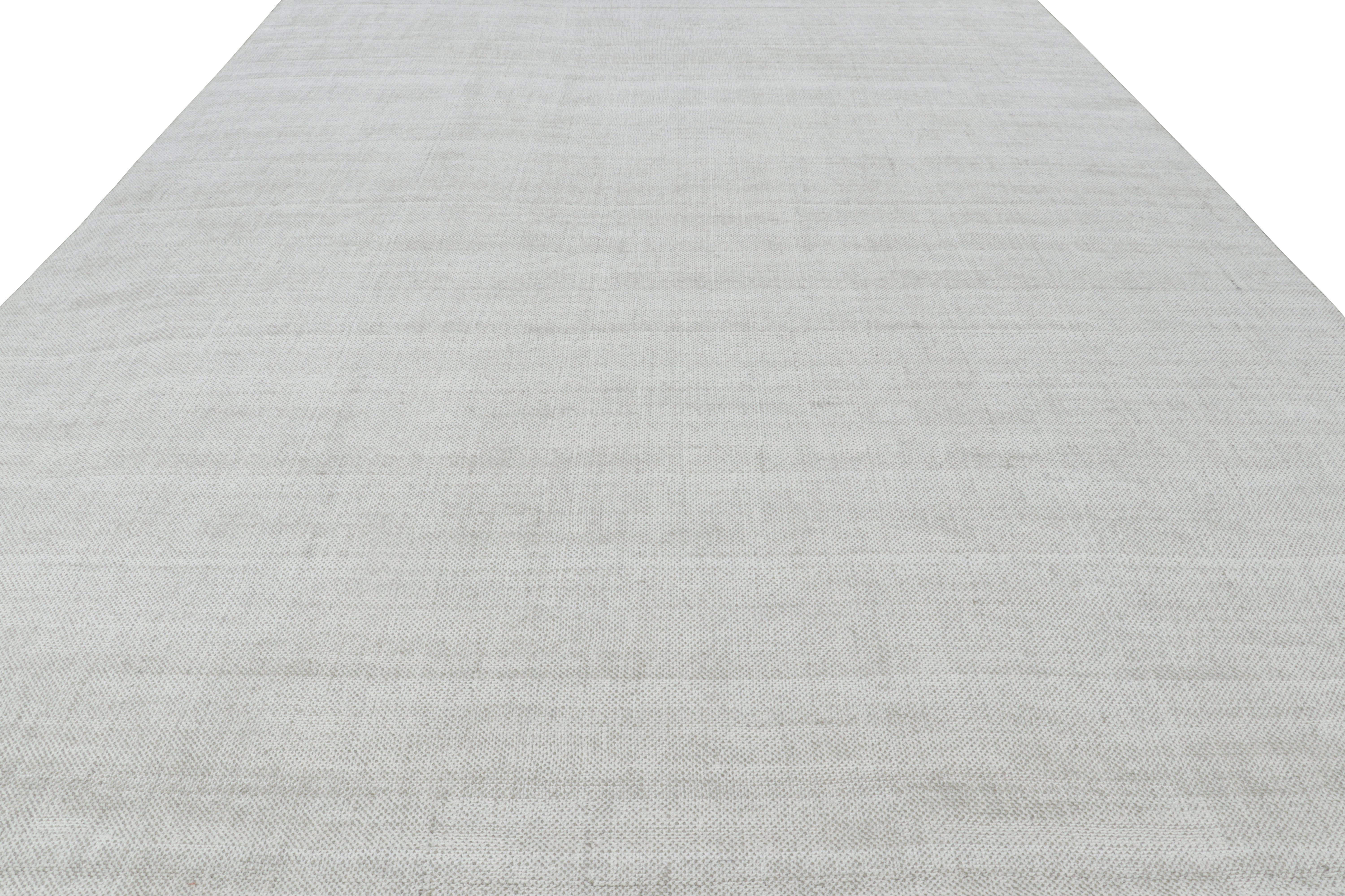 Annodato a mano Rug & Kilim è un tappeto oversize dai toni grigi e bianchi e dalle striature. in vendita