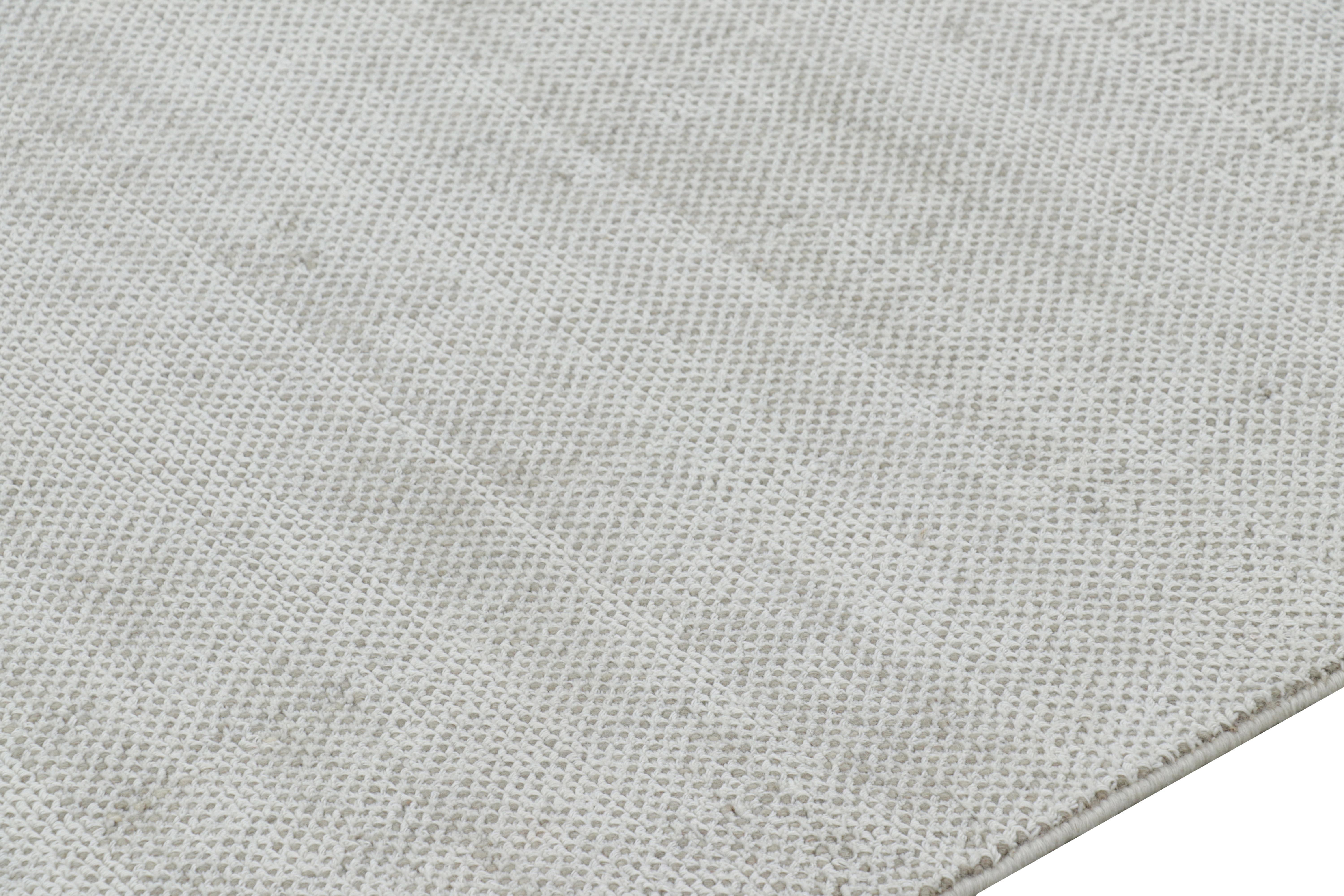 Rug & Kilim's übergroßer Strukturteppich in Grau- und Weiß-Tönen & Streifen im Zustand „Neu“ im Angebot in Long Island City, NY