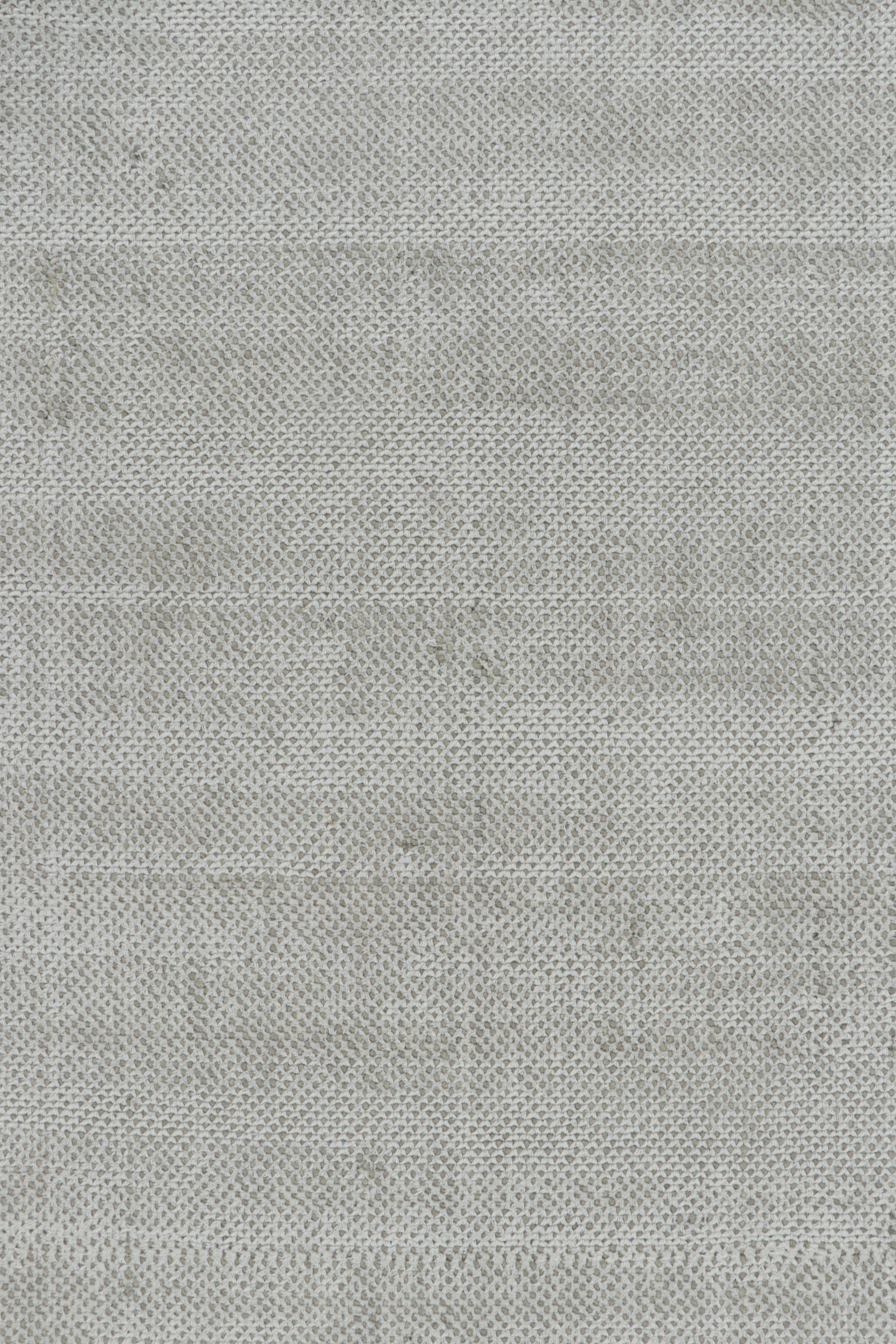 Rug & Kilim's übergroßer Strukturteppich in Grau- und Weiß-Tönen & Streifen (21. Jahrhundert und zeitgenössisch) im Angebot