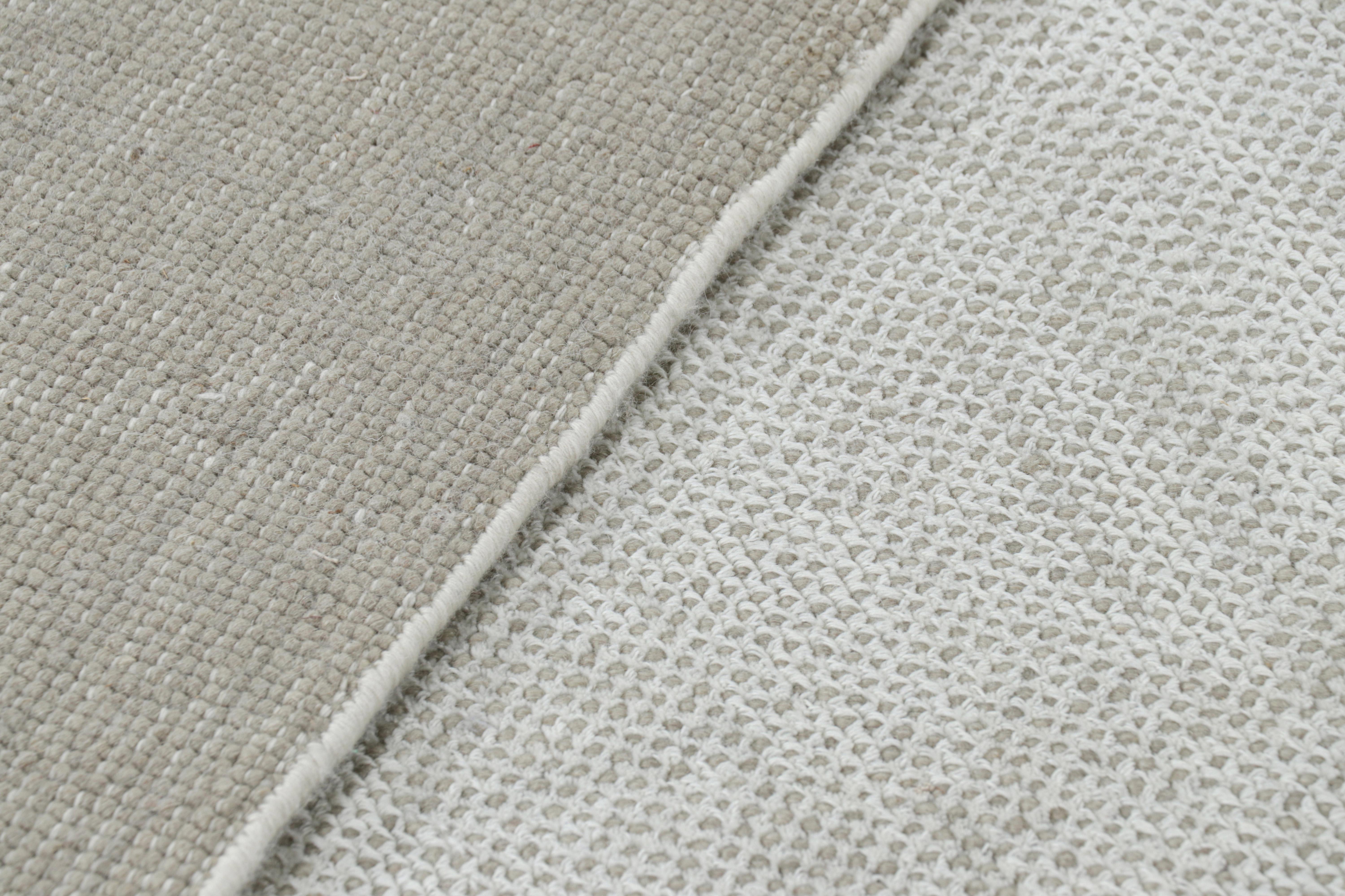 Rug & Kilim's übergroßer Strukturteppich in Grau- und Weiß-Tönen & Streifen (Wolle) im Angebot