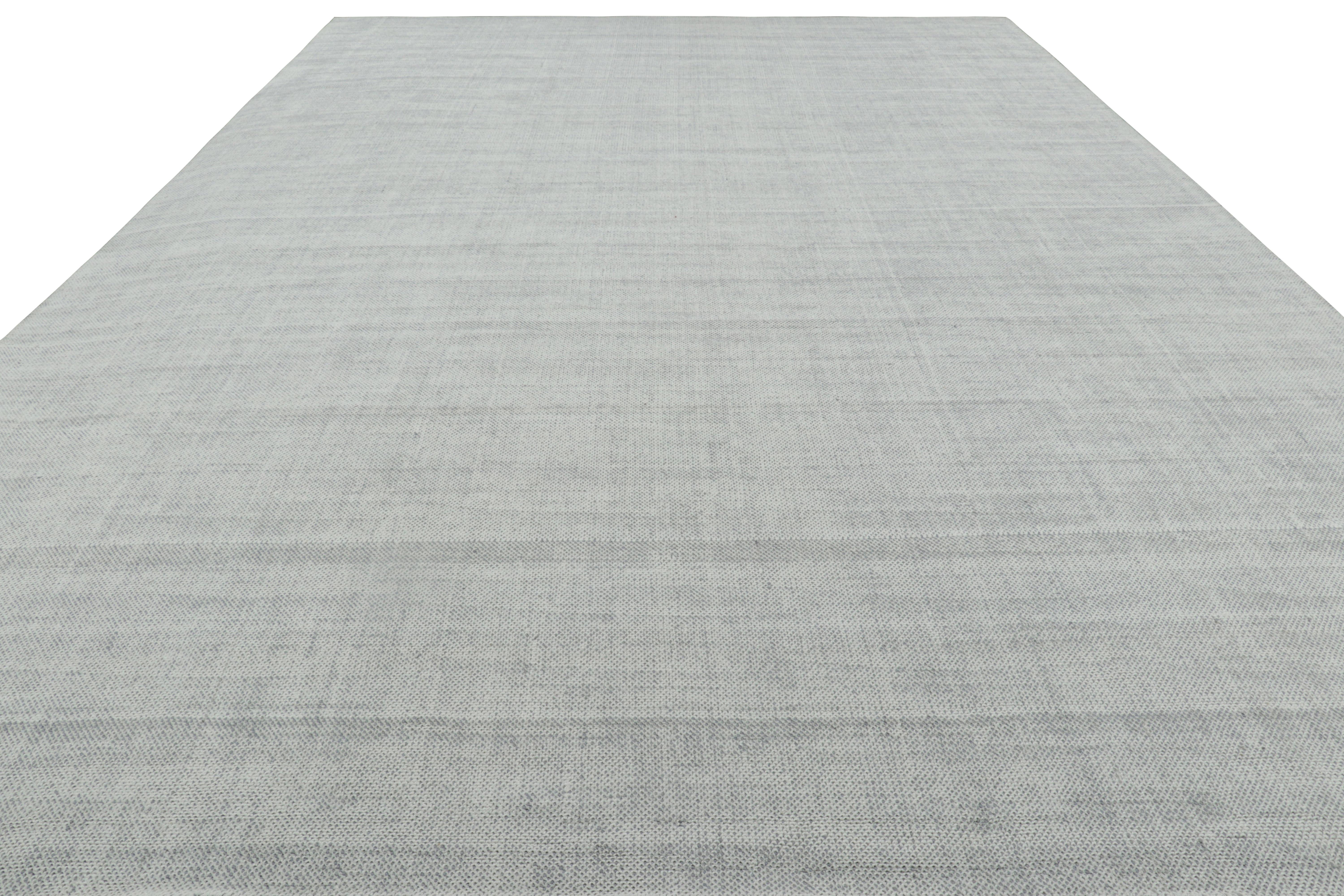 Moderno Rug & Kilim è un tappeto oversize dai toni grigio chiaro e blu con striature in vendita