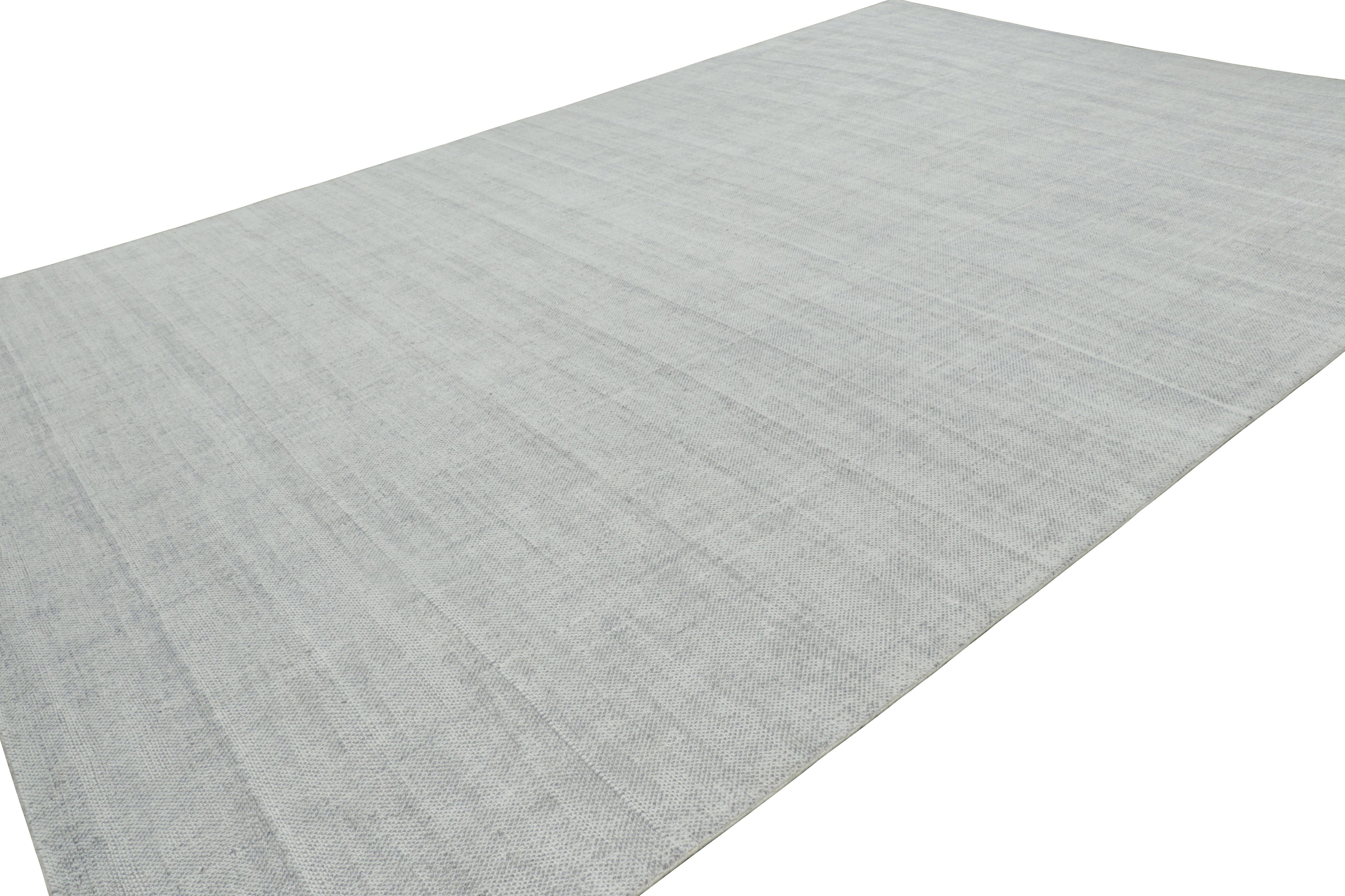 Indiano Rug & Kilim è un tappeto oversize dai toni grigio chiaro e blu con striature in vendita