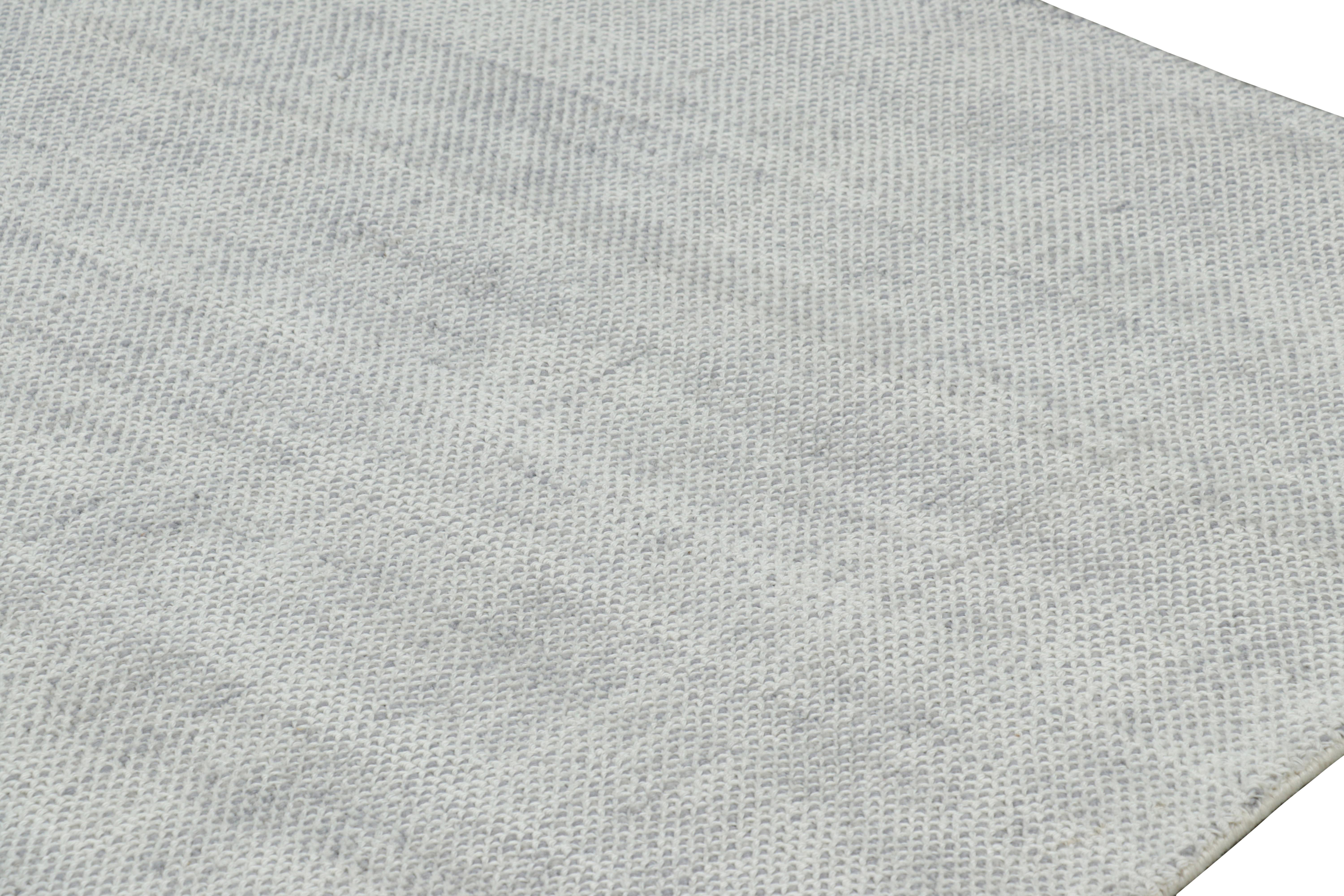 Indiano Rug & Kilim è un tappeto oversize dai toni grigio chiaro e blu con striature in vendita
