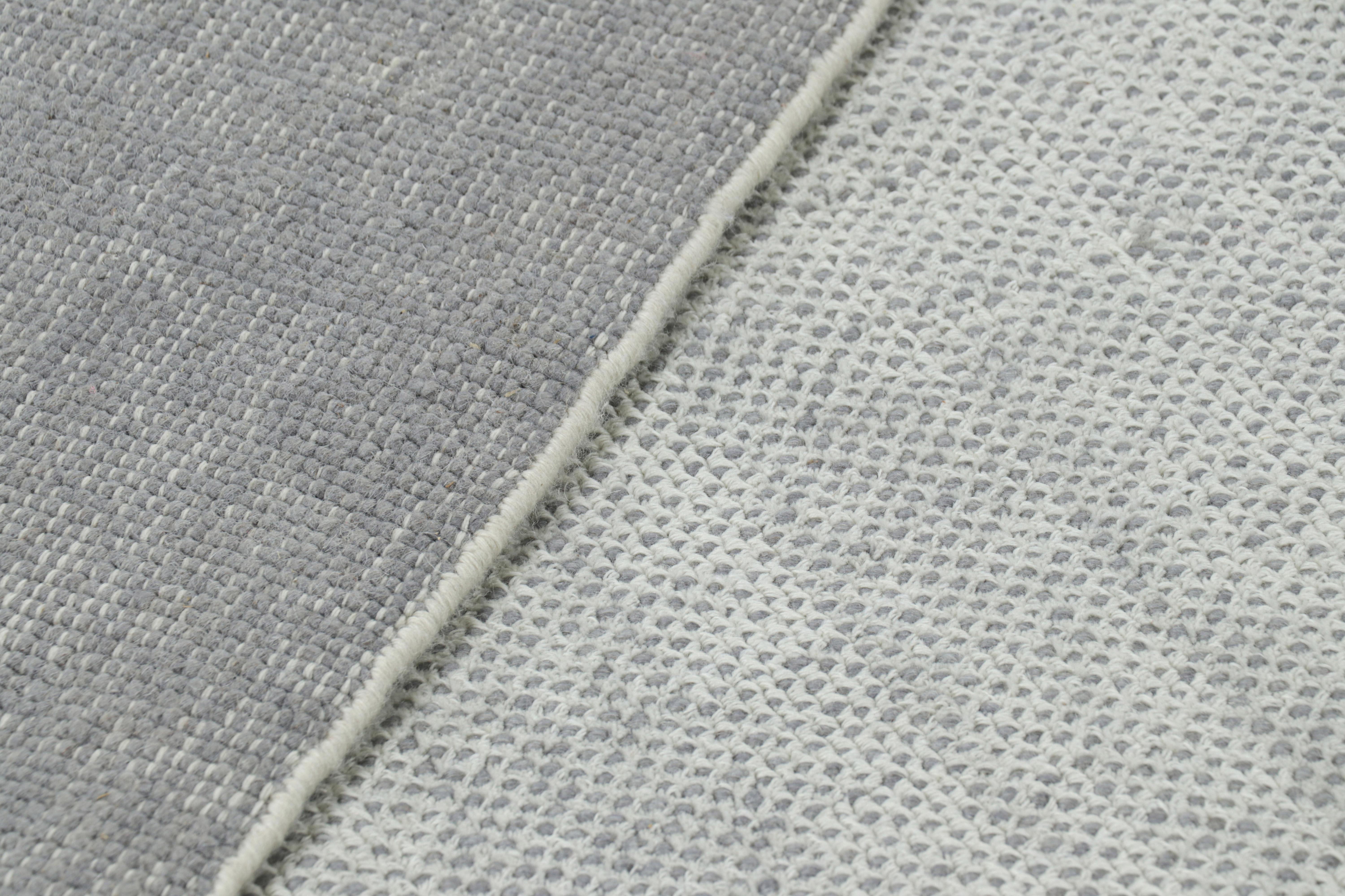 Annodato a mano Rug & Kilim è un tappeto oversize dai toni grigio chiaro e blu con striature in vendita