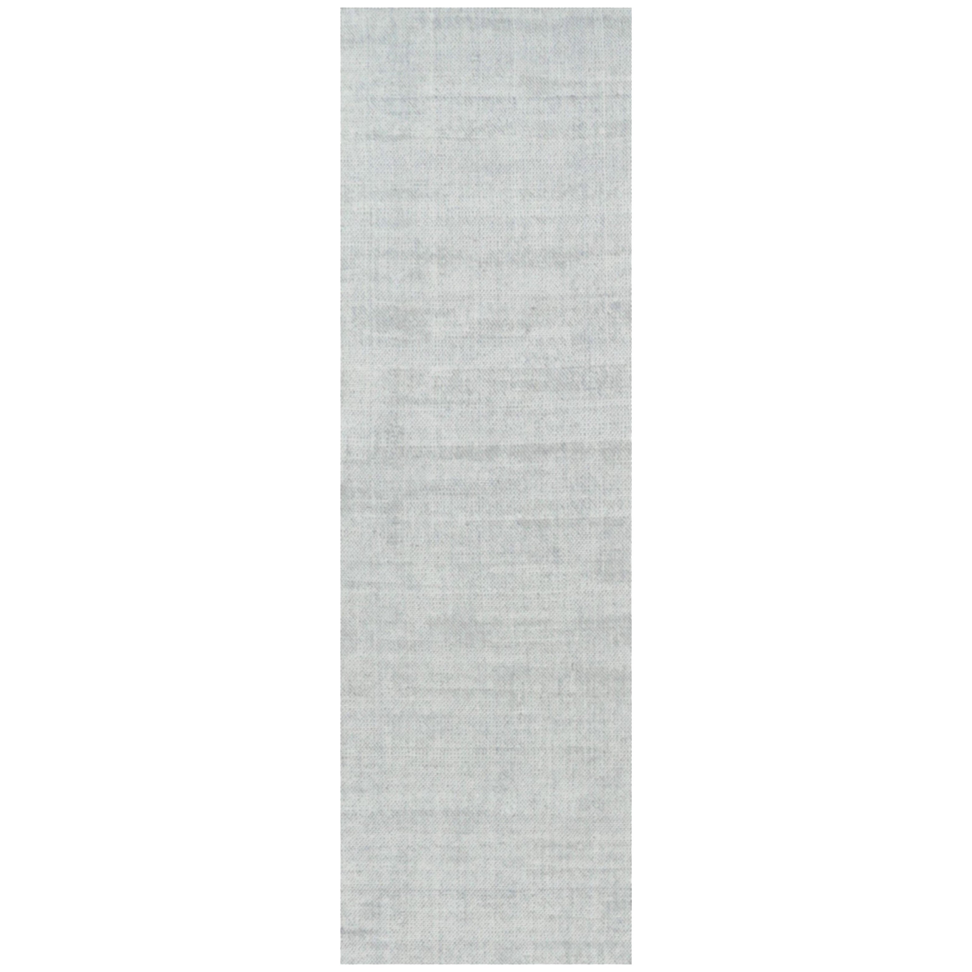 Rug & Kilim è un tappeto oversize dai toni grigio chiaro e blu con striature