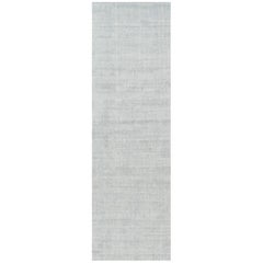 Rug & Kilim è un tappeto oversize dai toni grigio chiaro e blu con striature