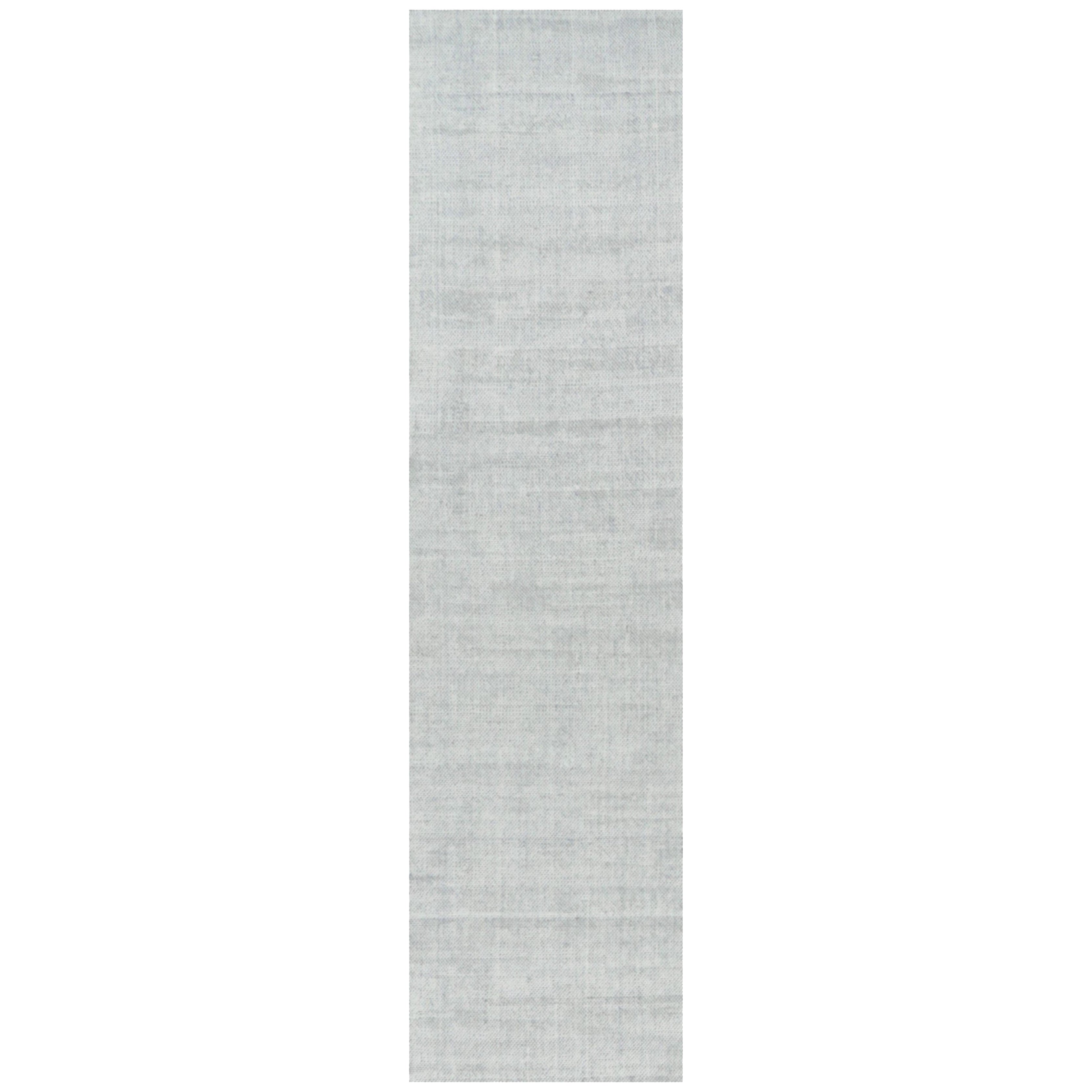 Rug & Kilim è un tappeto oversize dai toni grigio chiaro e blu con striature