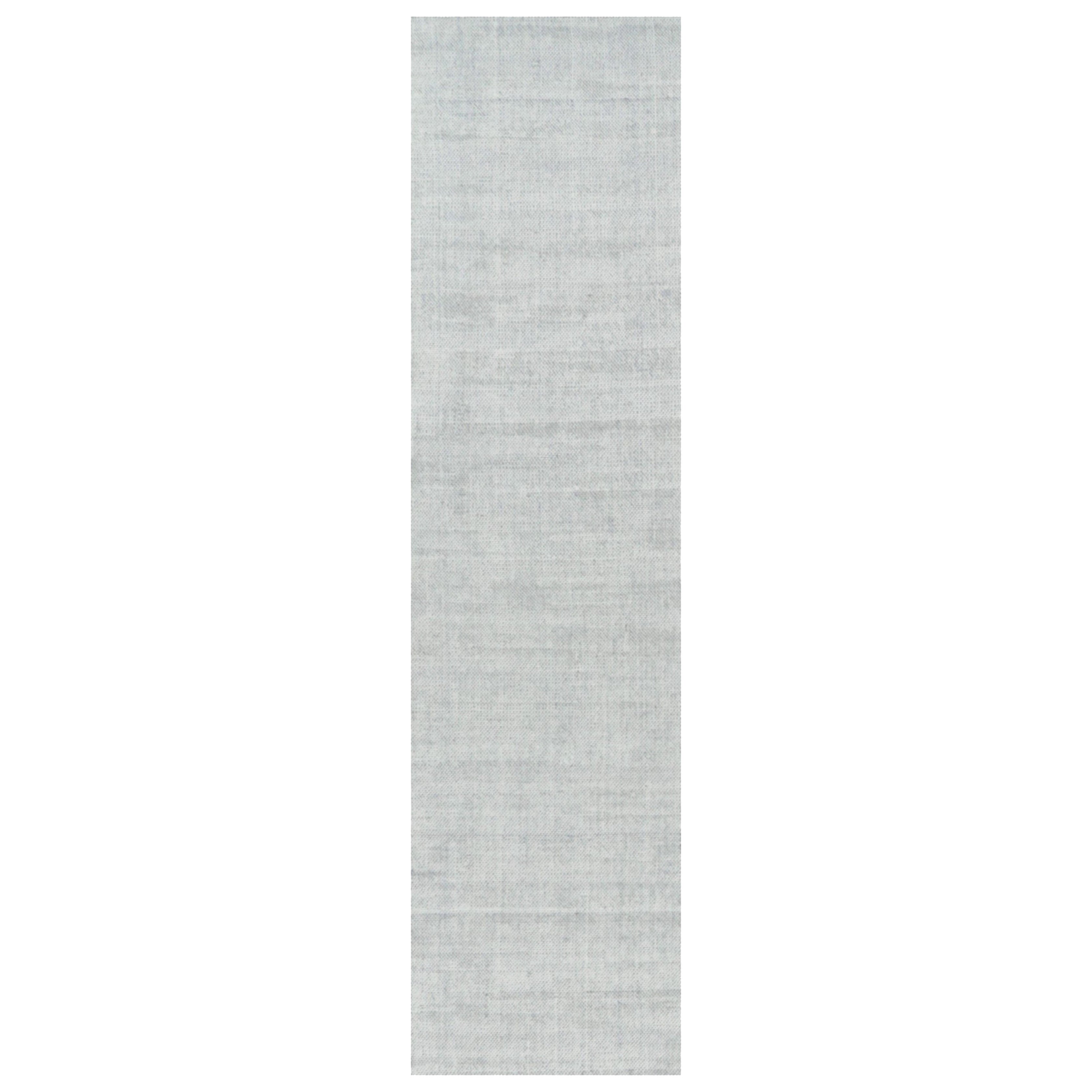 Rug & Kilim è un tappeto oversize dai toni grigio chiaro e blu con striature