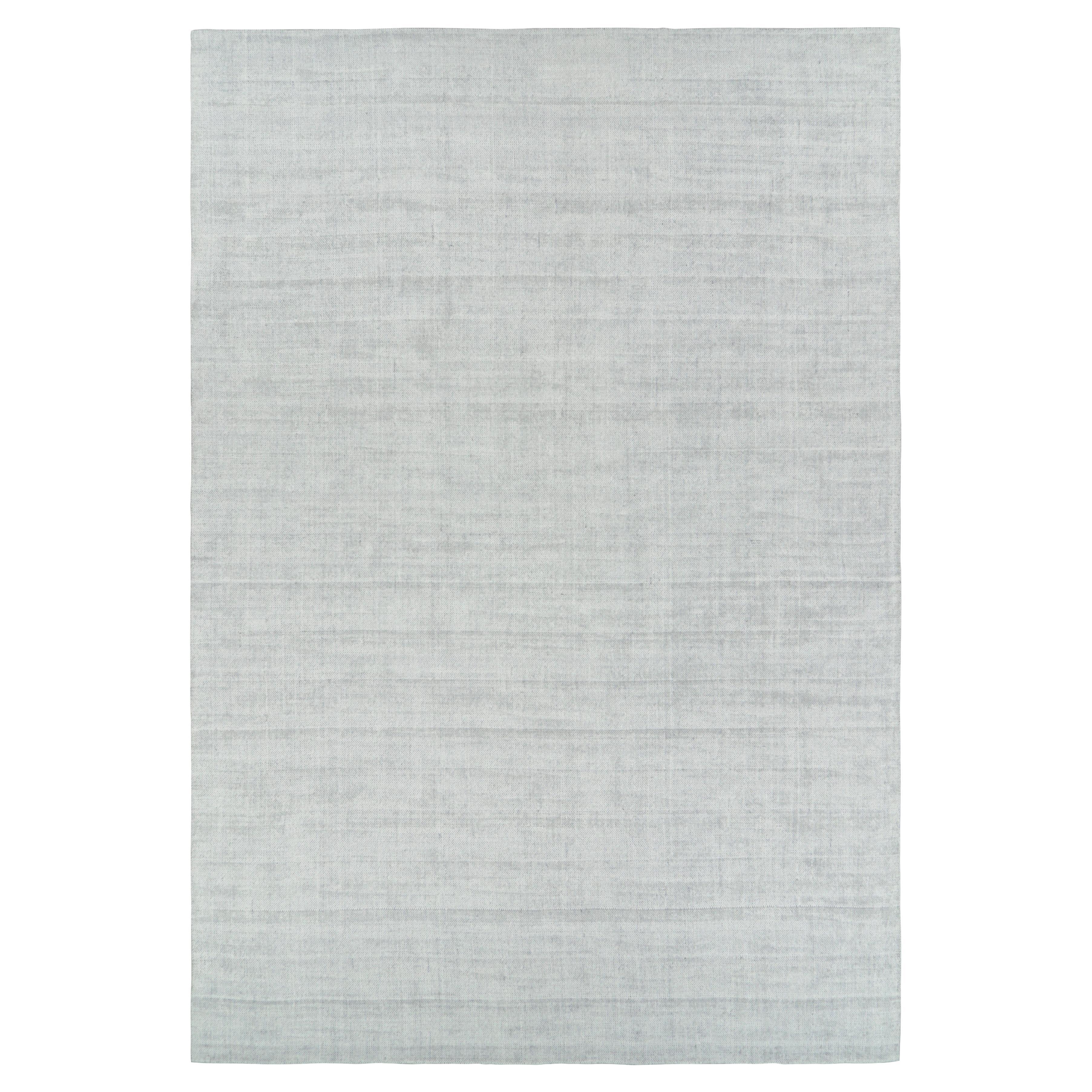 Tapis texturé surdimensionné de Rug & Kilim dans les tons gris clair et bleu et à rayures
