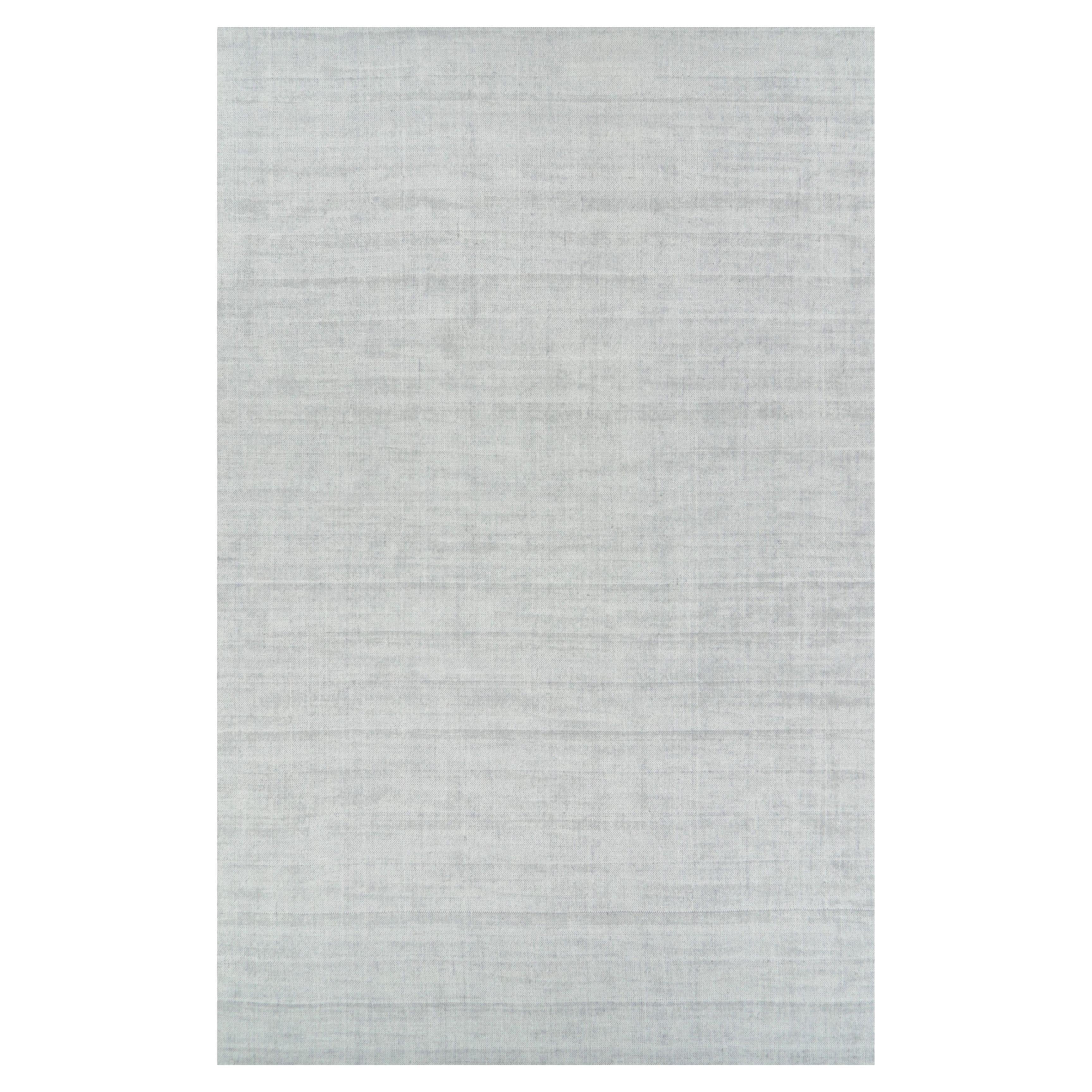 Rug & Kilim's übergroßer Strukturteppich in hellgrauen und blauen Tönen & Streifen