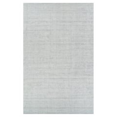Rug & Kilim's übergroßer Strukturteppich in hellgrauen und blauen Tönen & Streifen