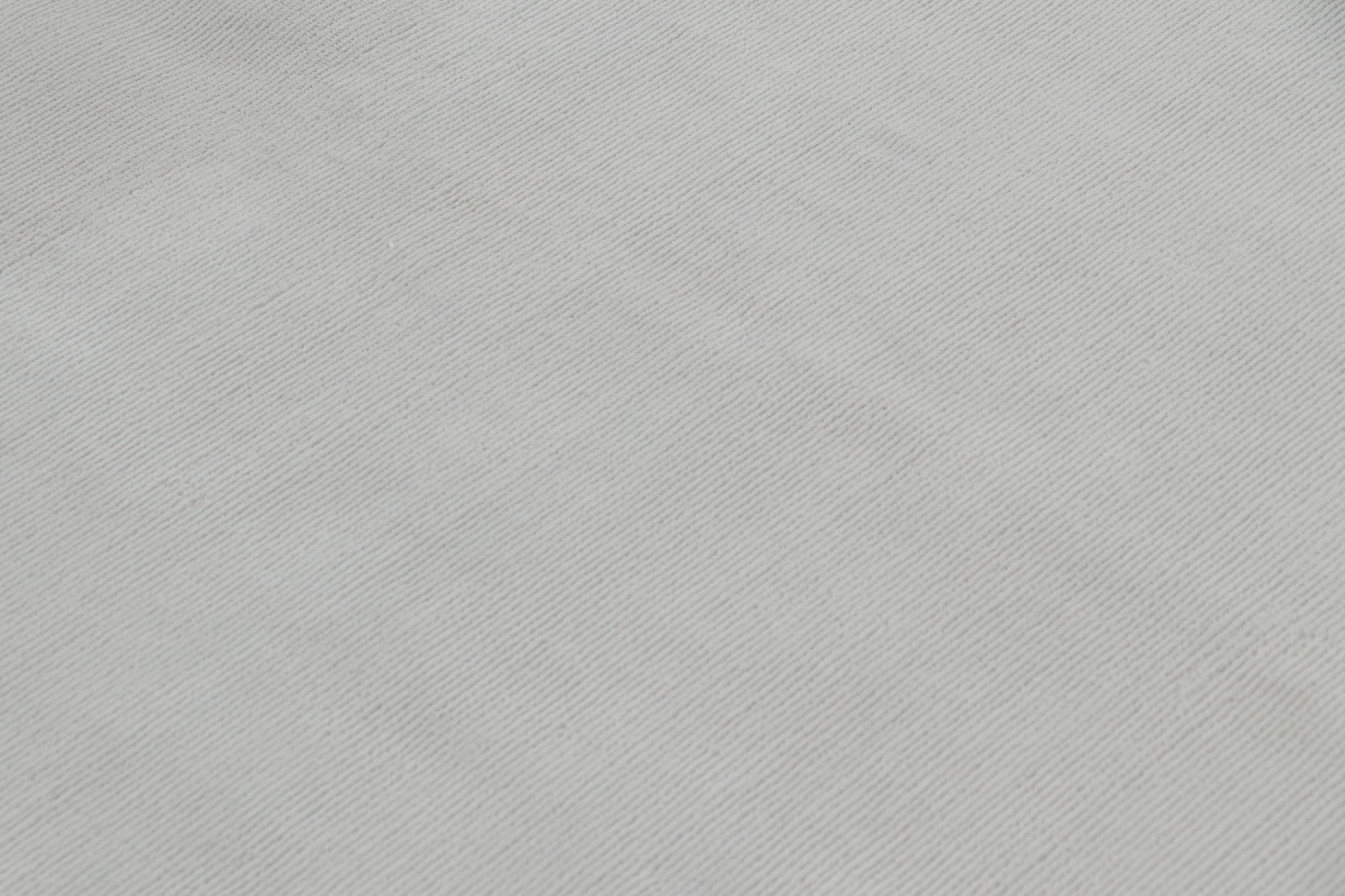 Rug & Kilim's übergroßer Strukturteppich in hellgrauen Tönen & Streifen (Moderne) im Angebot