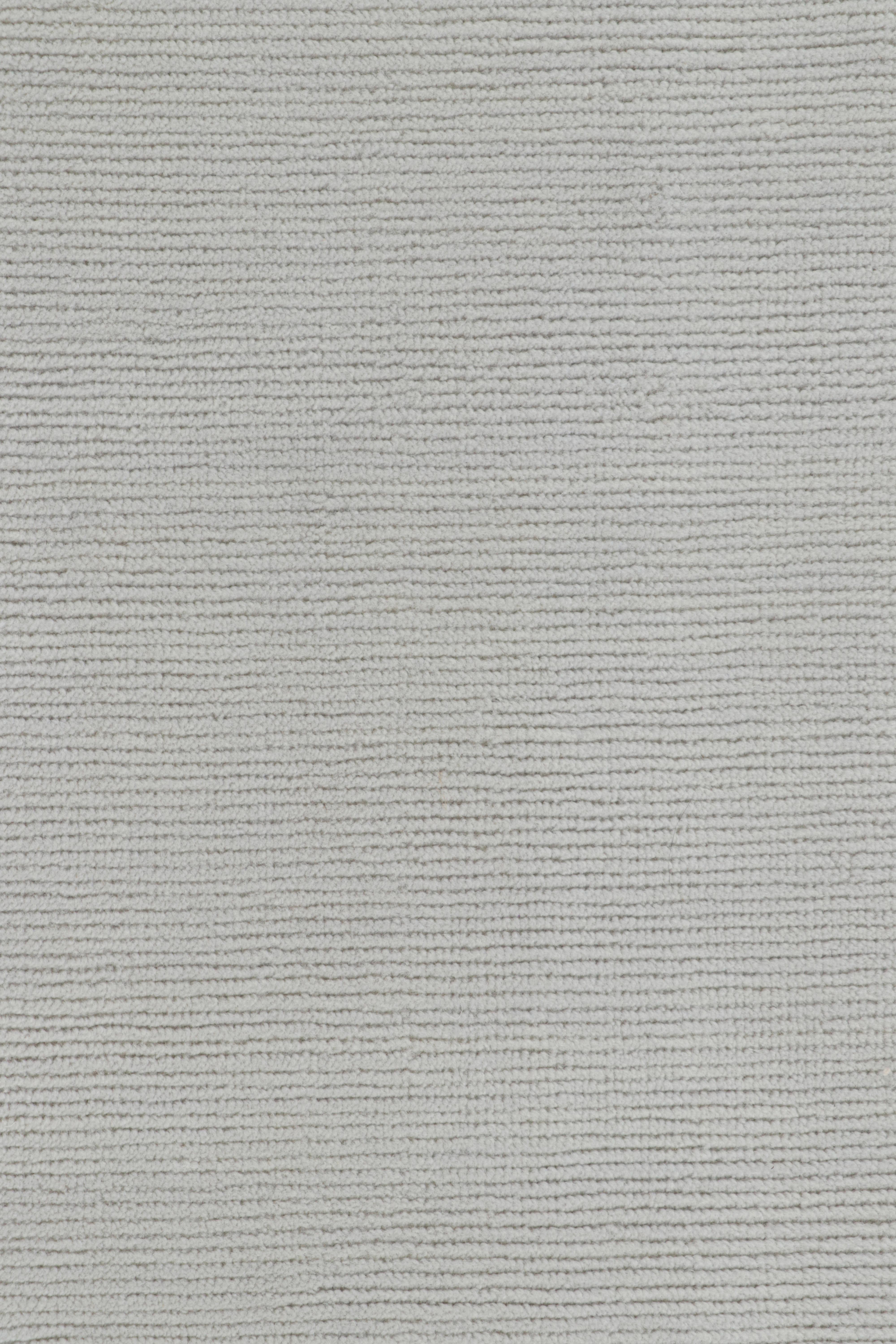 Rug & Kilim's übergroßer Strukturteppich in hellgrauen Tönen & Streifen im Zustand „Neu“ im Angebot in Long Island City, NY