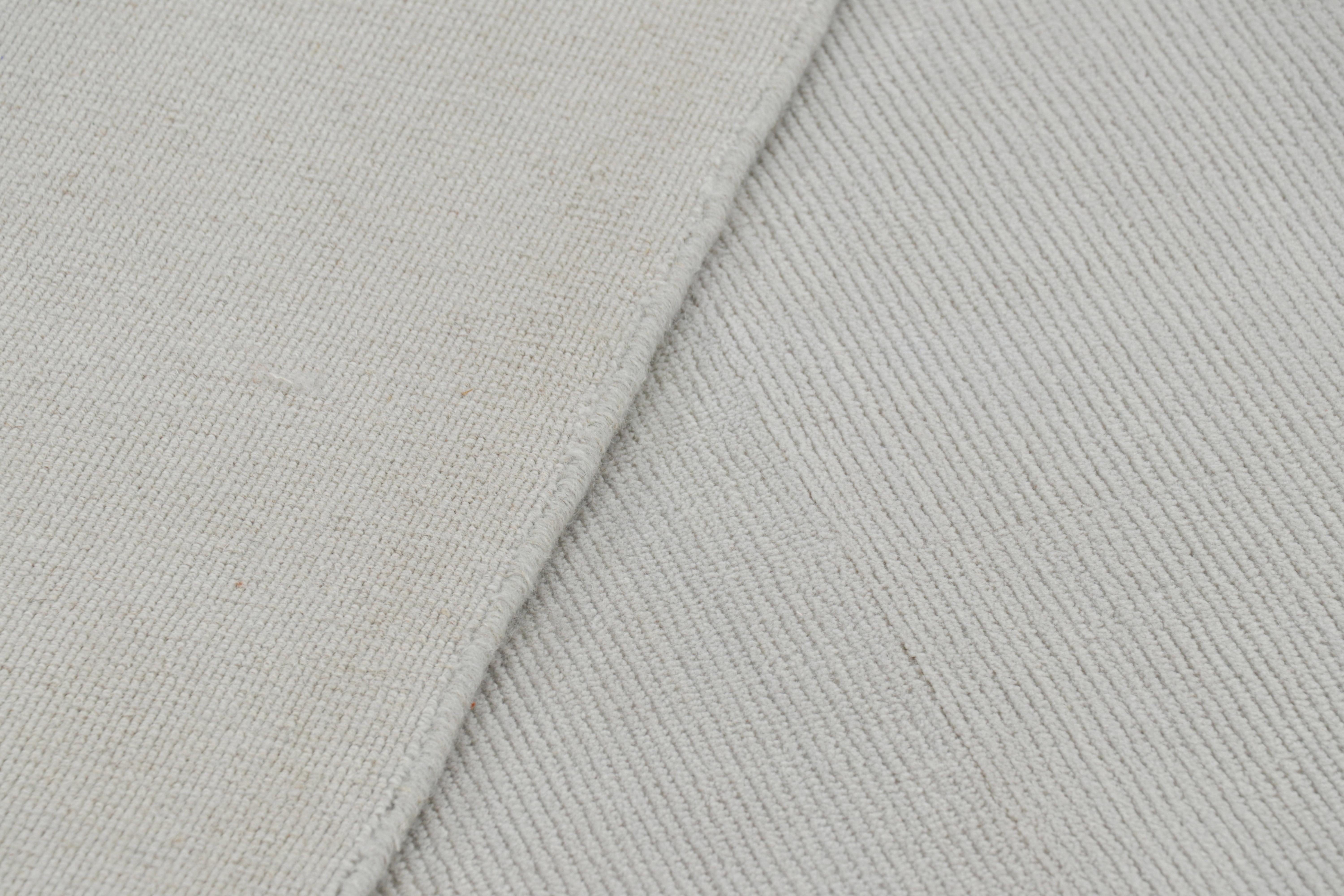 Rug & Kilim's übergroßer Strukturteppich in hellgrauen Tönen & Streifen (21. Jahrhundert und zeitgenössisch) im Angebot
