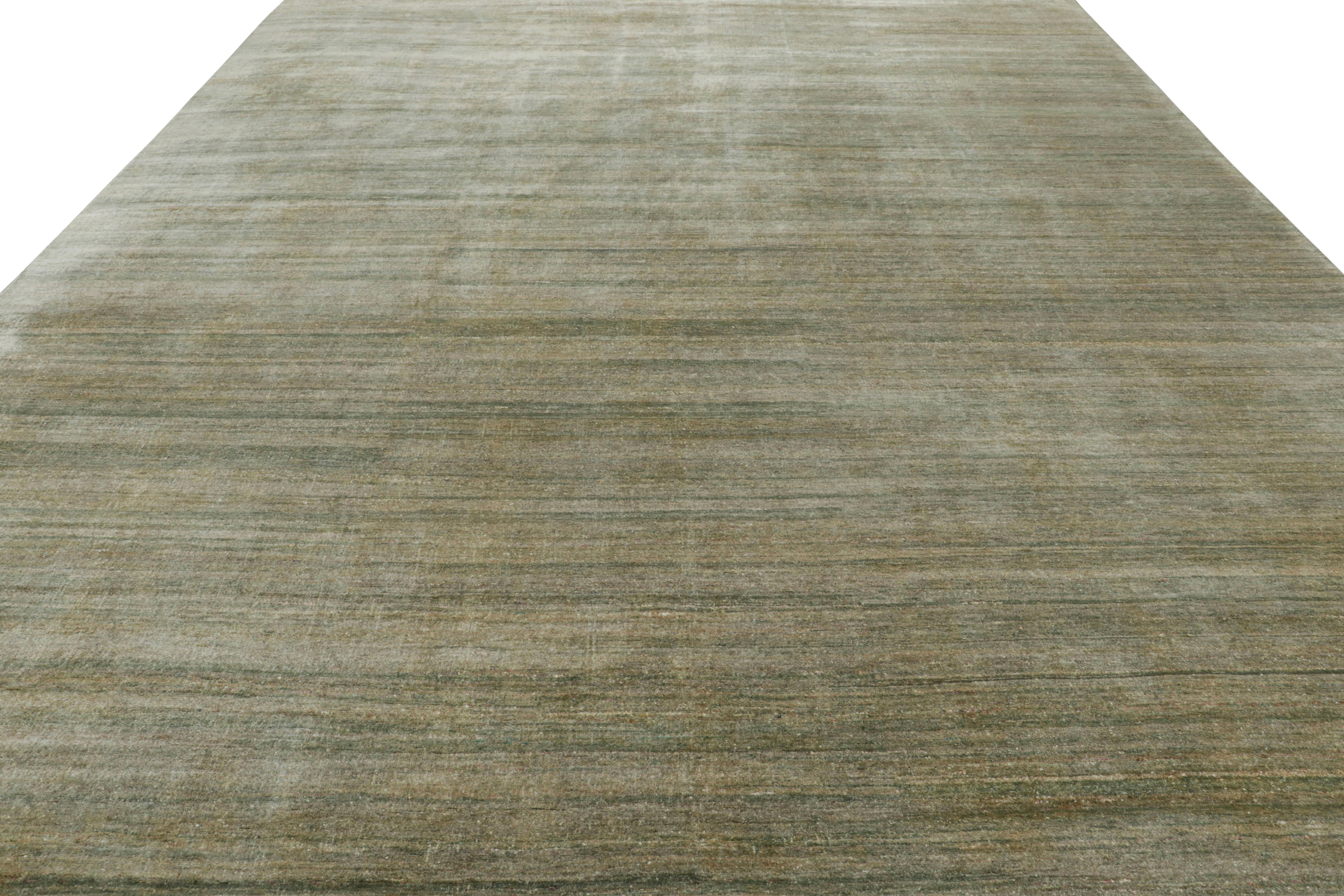 Rug & Kilim's überdimensionaler Strukturteppich in hellen Grüntönen und Streifen (Indisch) im Angebot