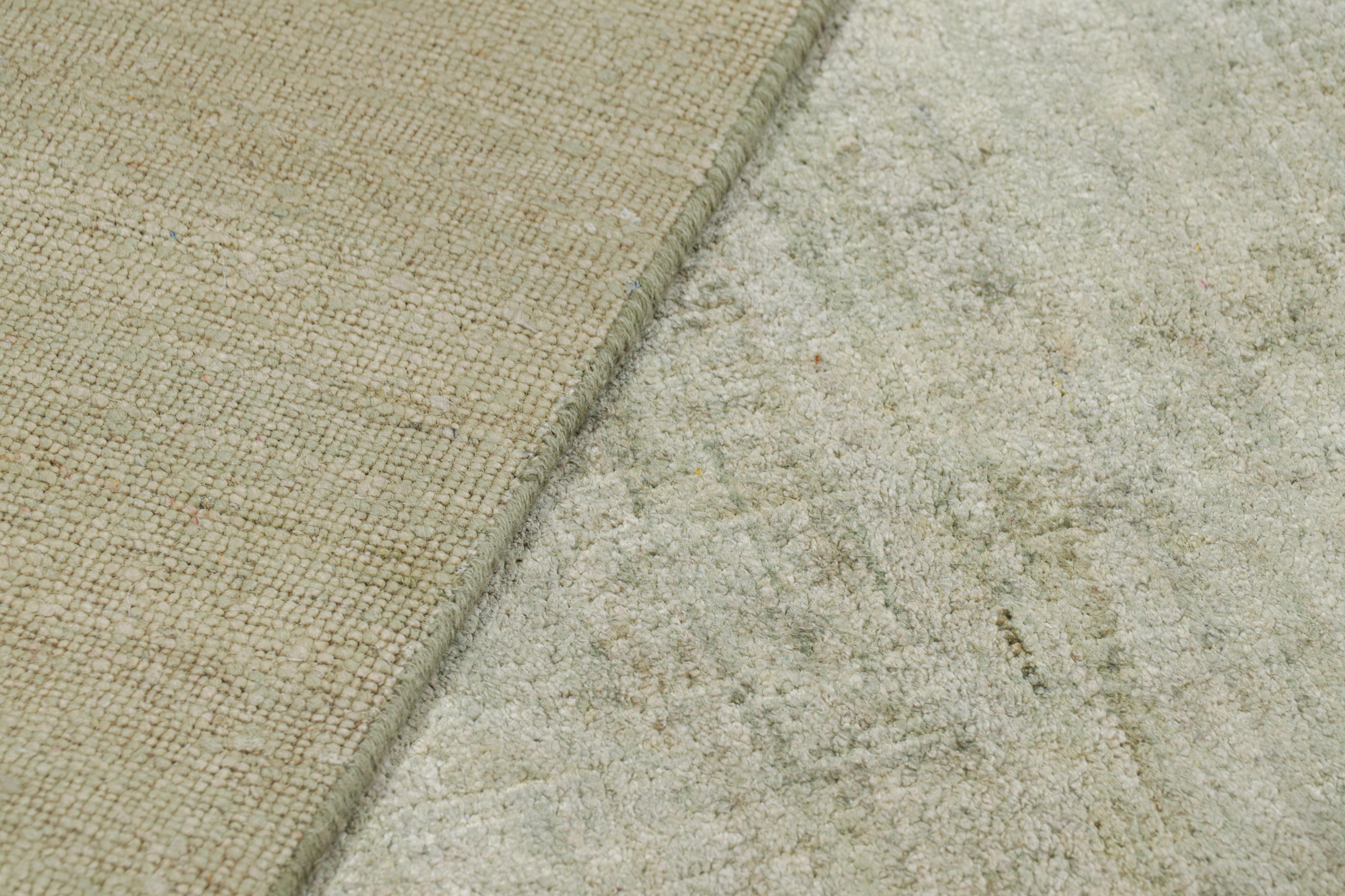 Rug & Kilim's überdimensionaler Strukturteppich in hellen Grüntönen und Streifen (Wolle) im Angebot