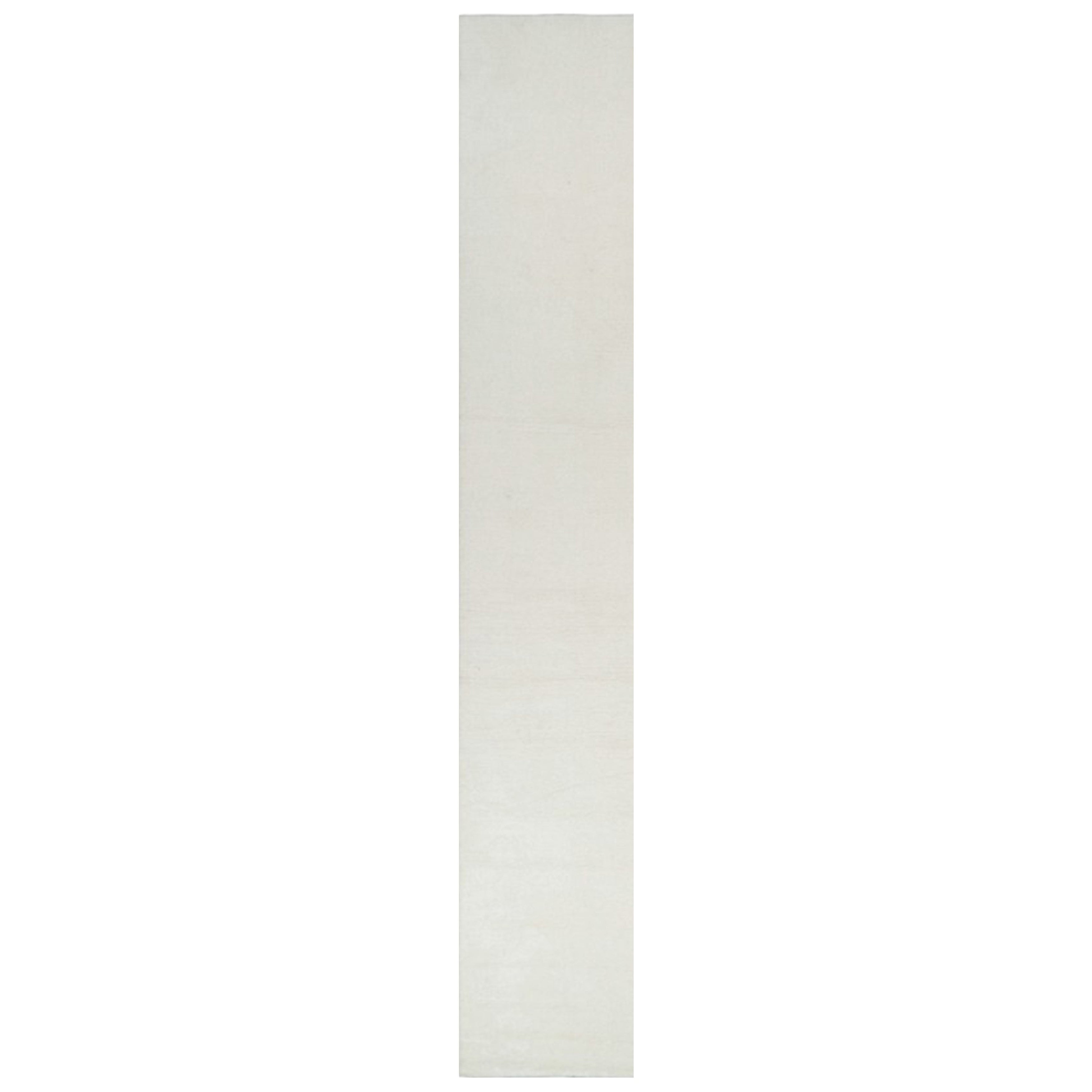 Rug & Kilim: un tappeto oversize dai toni semplici e solidi del bianco crema. in vendita