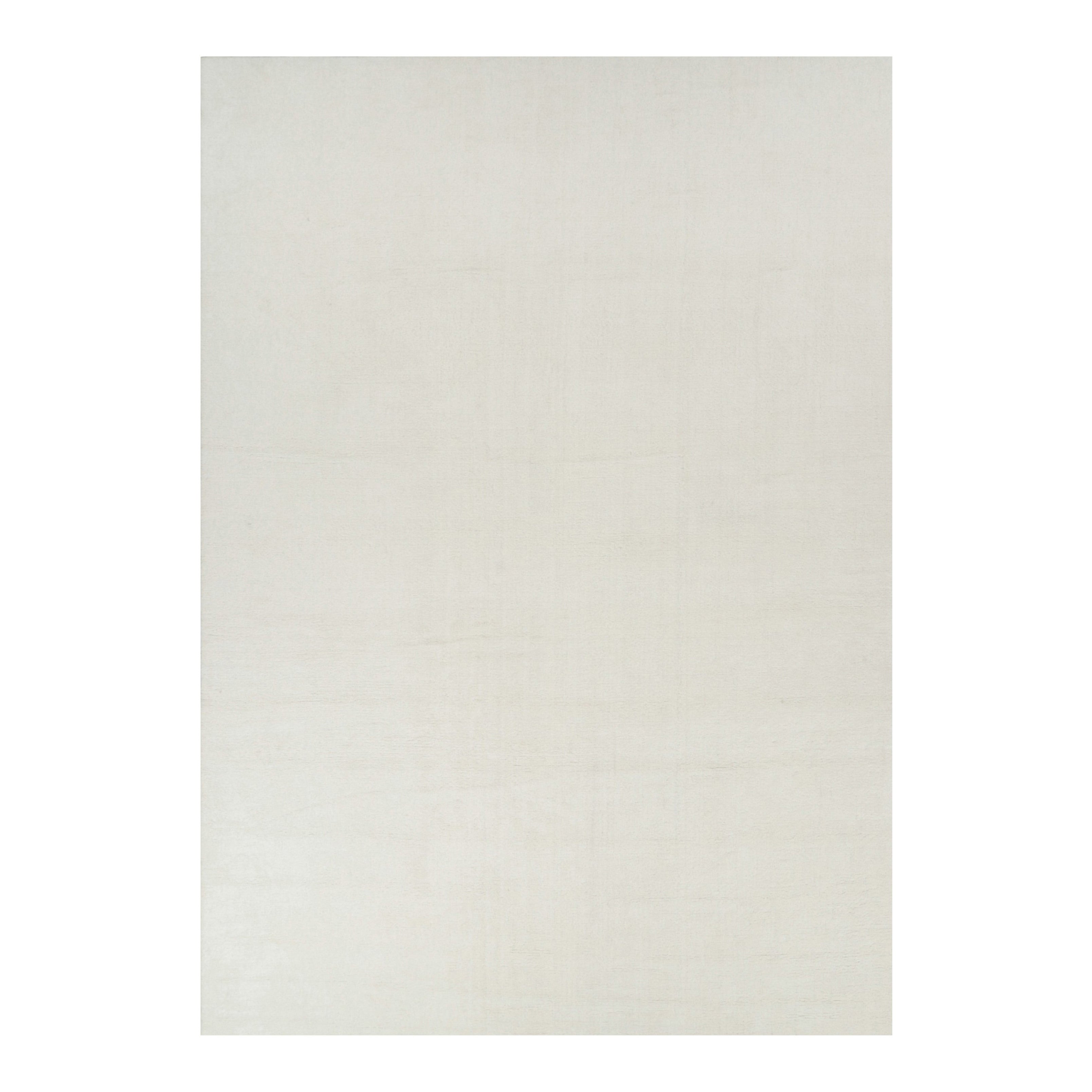 Rug & Kilim: un tappeto oversize dai toni semplici e solidi del bianco crema.