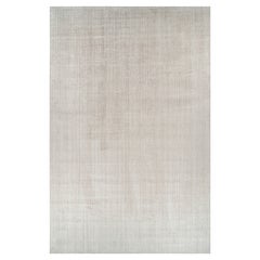 Rug & Kilim è un tappeto oversize dai toni solidi del beige e del crema e dalle striature.