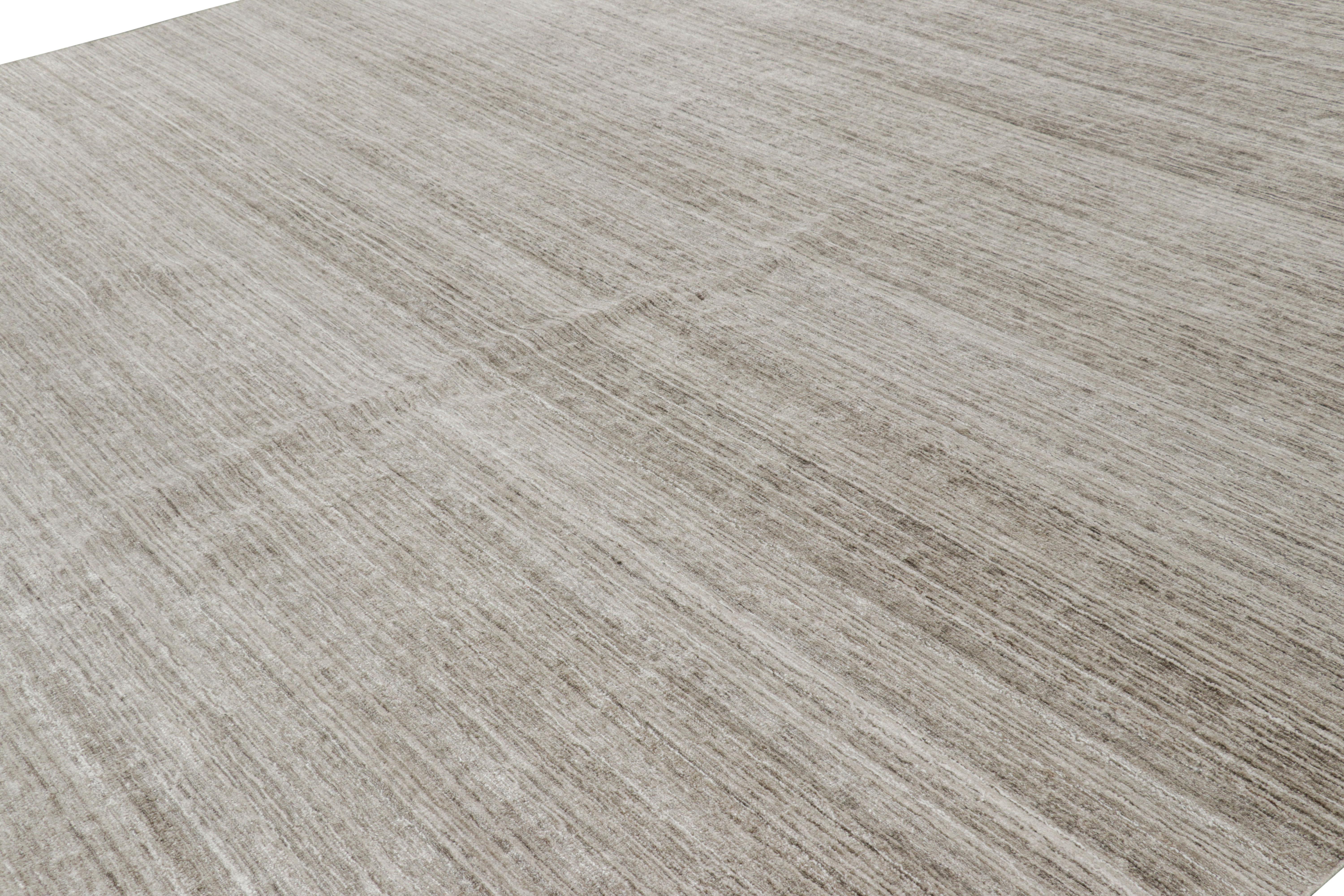Fabriqué à la main en soie d'art, ce tapis 13x17 est un nouvel ajout à la collection de tapis Textural de Rug & Kilim - avec une gamme impressionnante de couleurs neutres et une attention au mouvement dans son jeu unique de rayures et de stries.