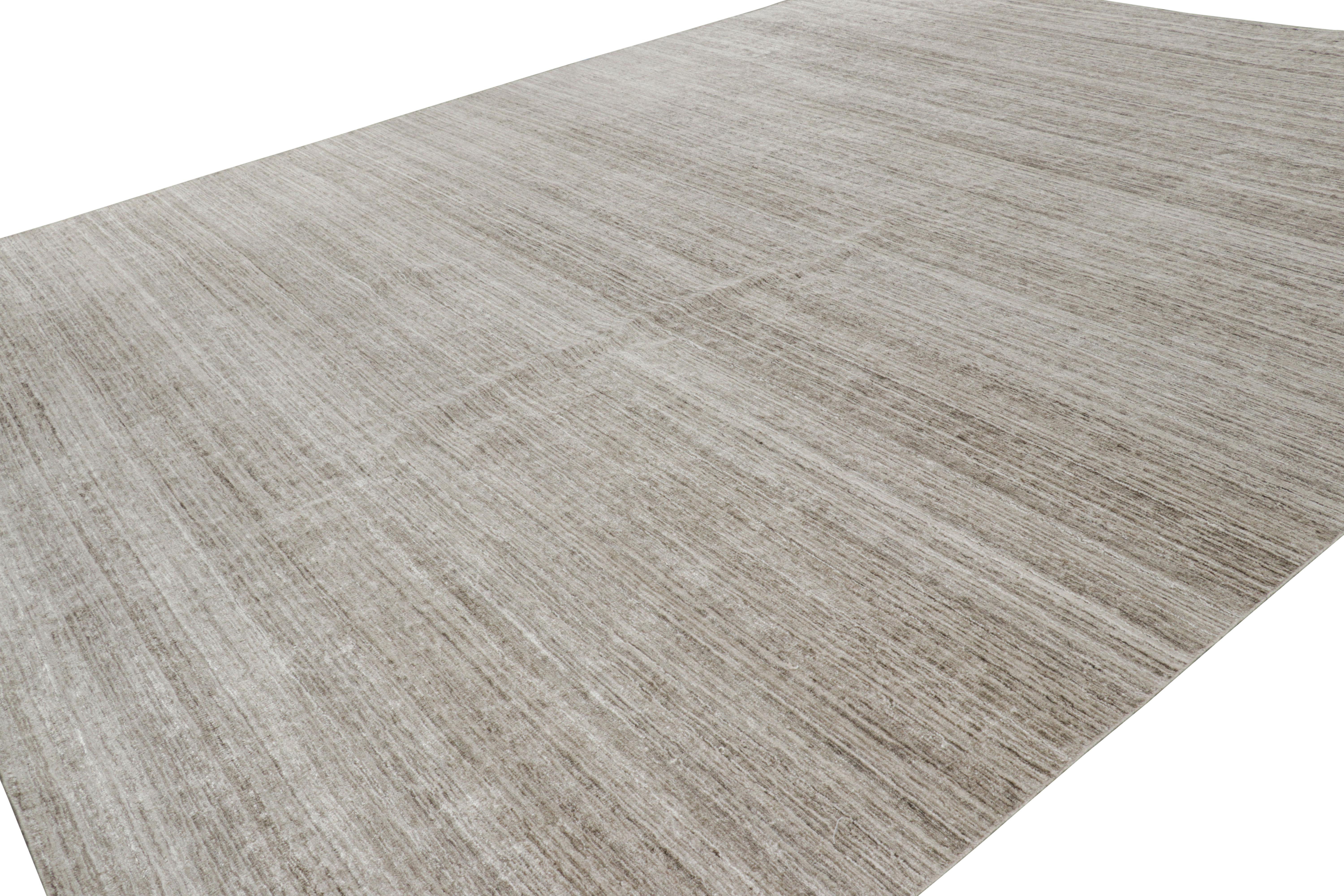Annodato a mano Rug & Kilim è un tappeto oversize in tinta unita nei toni del beige e del taupe. in vendita