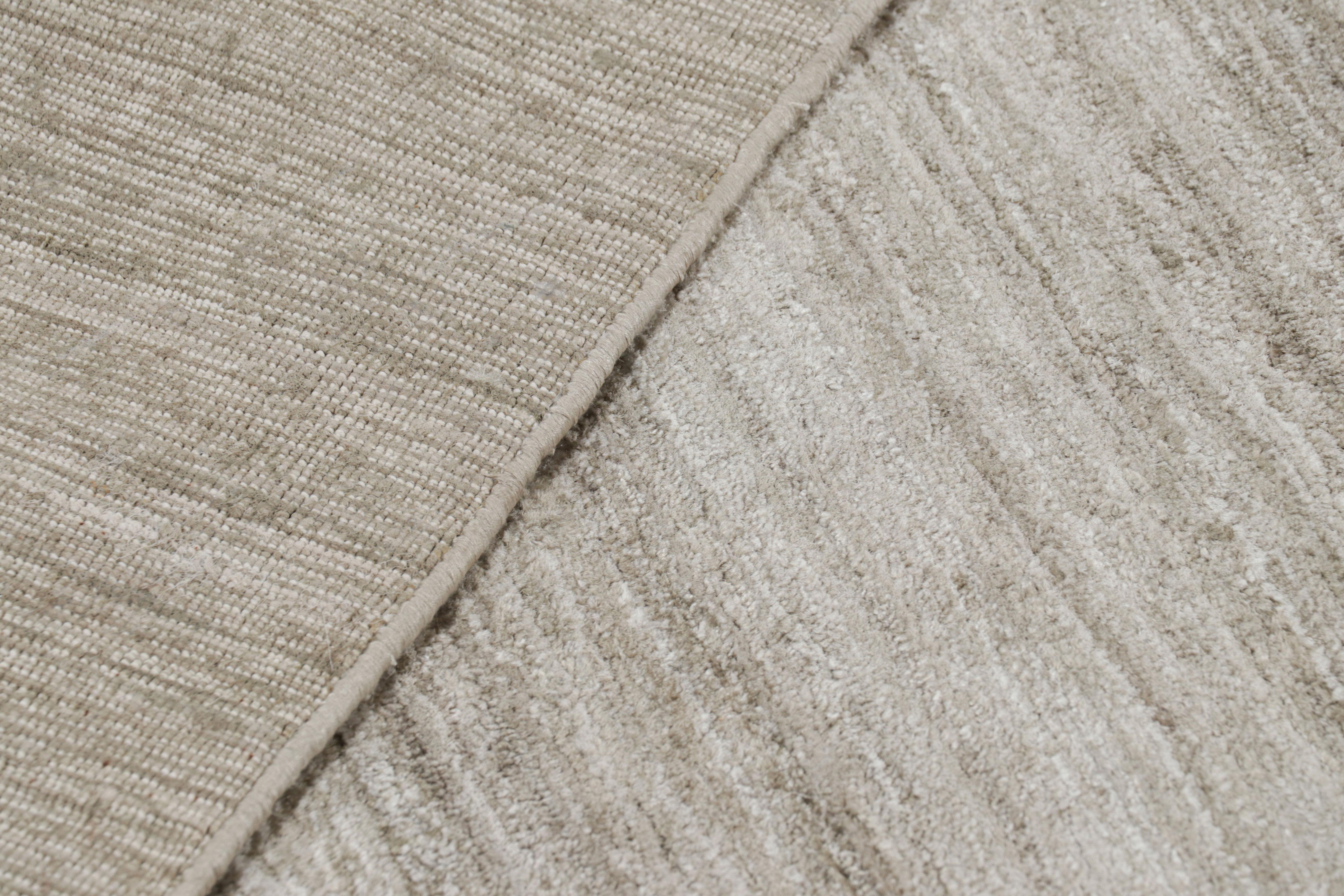 Noué à la main Tapis texturé surdimensionné de Rug & Kilim dans les tons beige et taupe Striae en vente