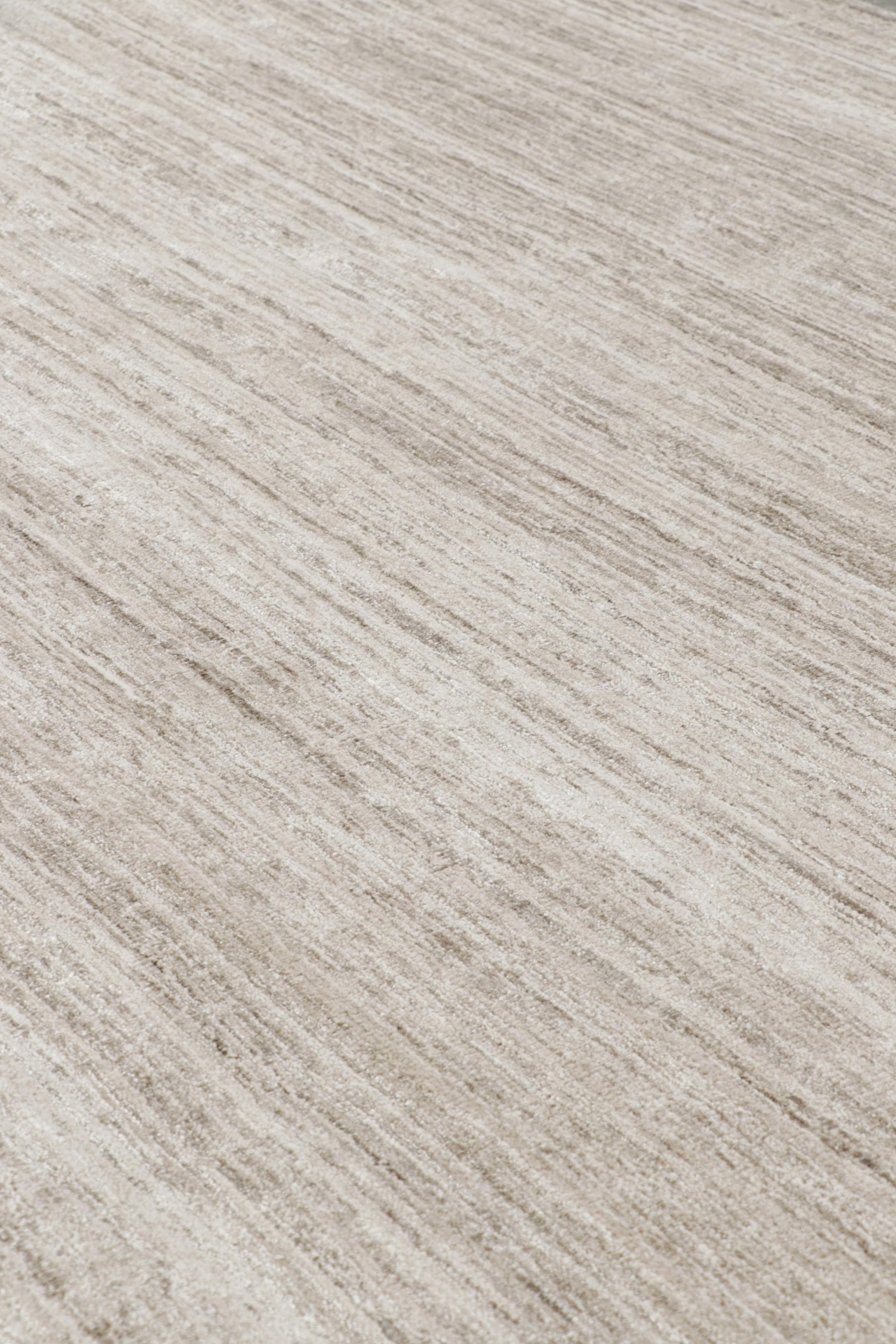 Fabriqué à la main en soie d'art, ce tapis 13x16 est un nouvel ajout à la collection de tapis Textural de Rug & Kilim - avec une gamme impressionnante de couleurs neutres et une attention au mouvement dans son jeu unique de rayures et de stries.