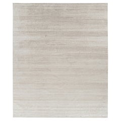 Rug & Kilim's übergroßer Strukturteppich in soliden Beige- und Weißtönen und Streifen