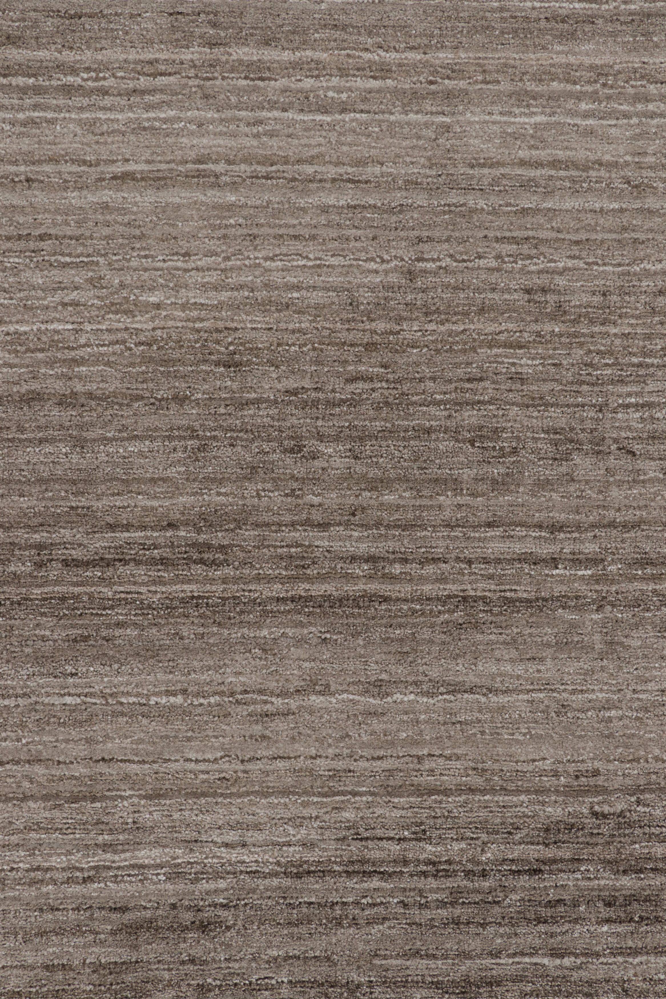 Realizzato a mano in seta artistica, questo tappeto 14x18 è una nuova ricca aggiunta alla collezione di tappeti Textural di Rug & Kilim, con un'impressionante gamma di colori neutri e un'attenzione al movimento nel suo gioco unico di righe e