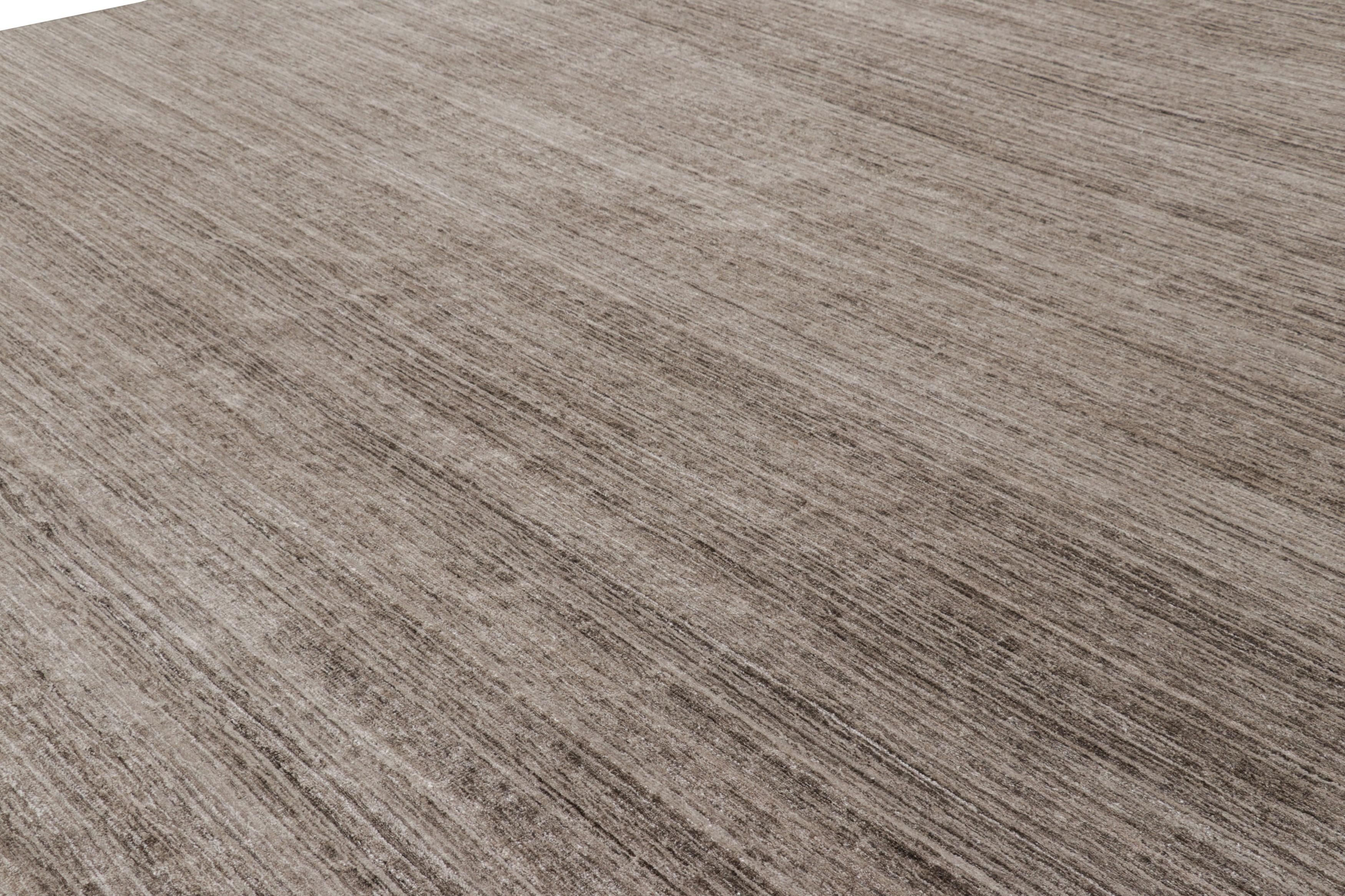 Fabriqué à la main en soie d'art, ce tapis 13x16 est un nouvel ajout à la collection de tapis Textural de Rug & Kilim - avec une gamme impressionnante de couleurs neutres et une attention au mouvement dans son jeu unique de rayures et de stries.