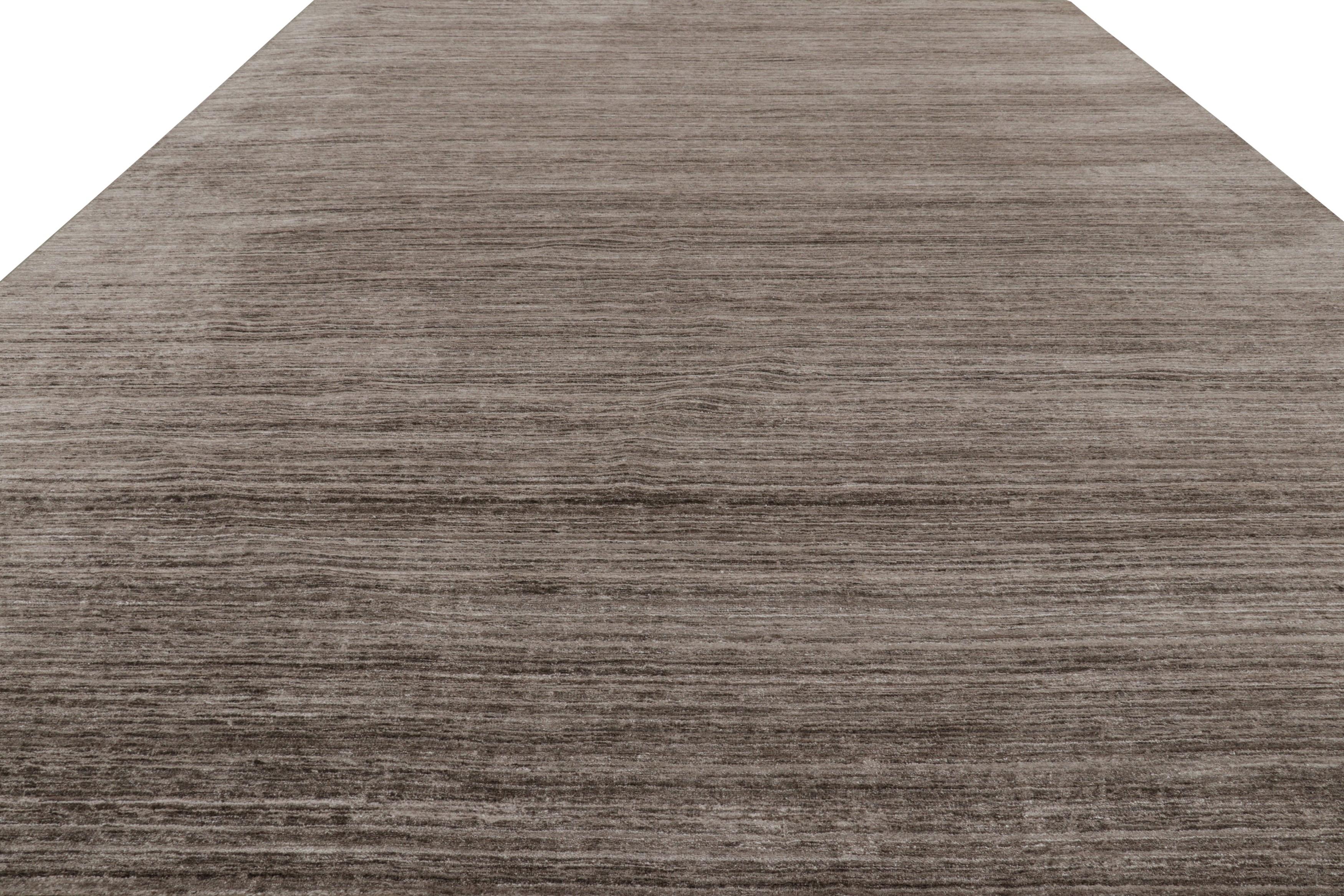 Moderno Rug & Kilim è un tappeto oversize con toni solidi beige-marrone e striature. in vendita