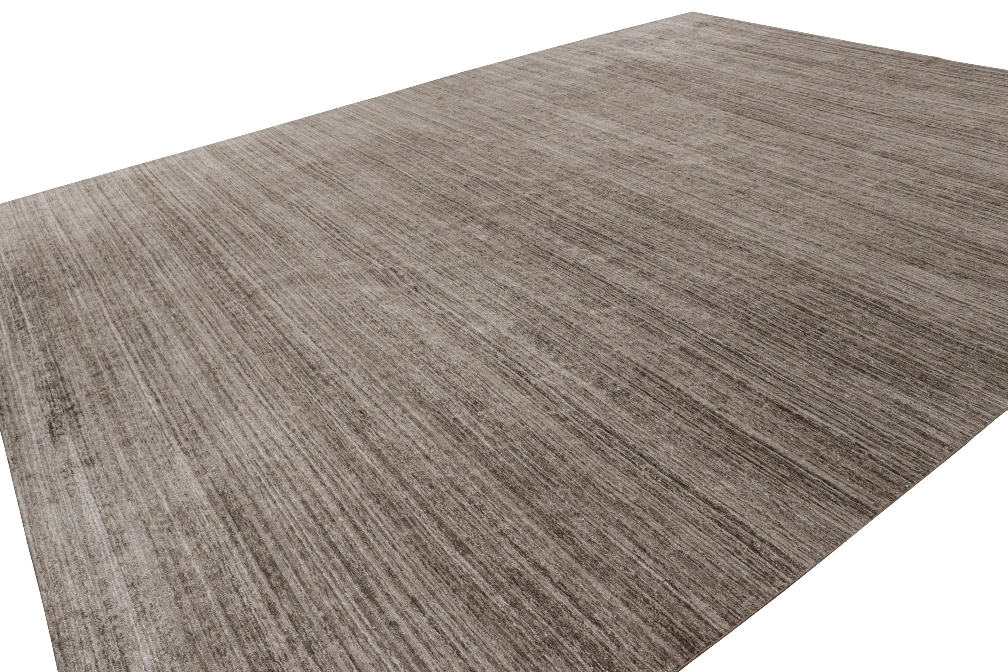 Indien Tapis texturé surdimensionné de Rug & Kilim dans des tons beige-brun unis et des rayures en vente