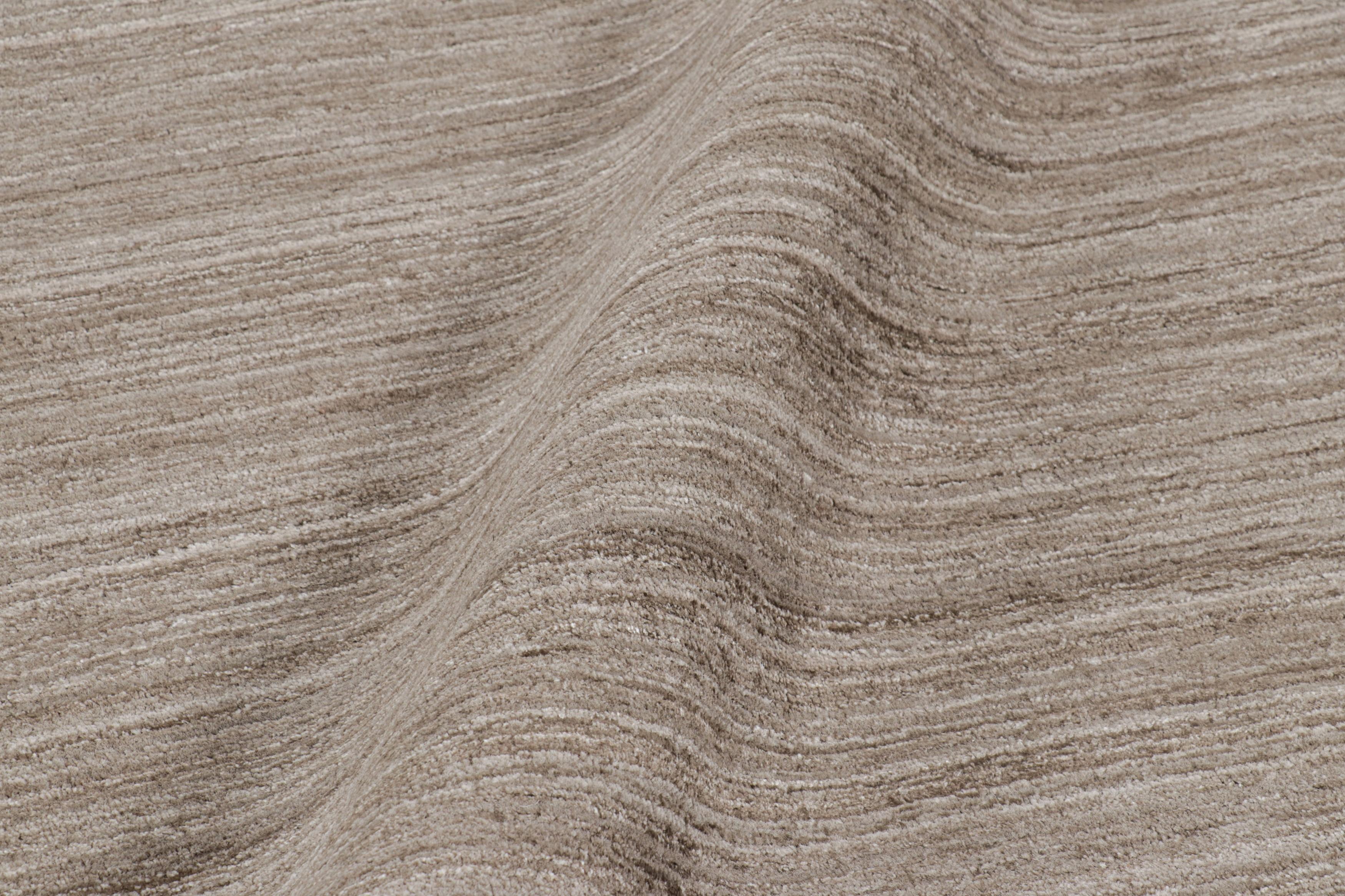 Annodato a mano Rug & Kilim è un tappeto oversize con toni solidi beige-marrone e striature. in vendita