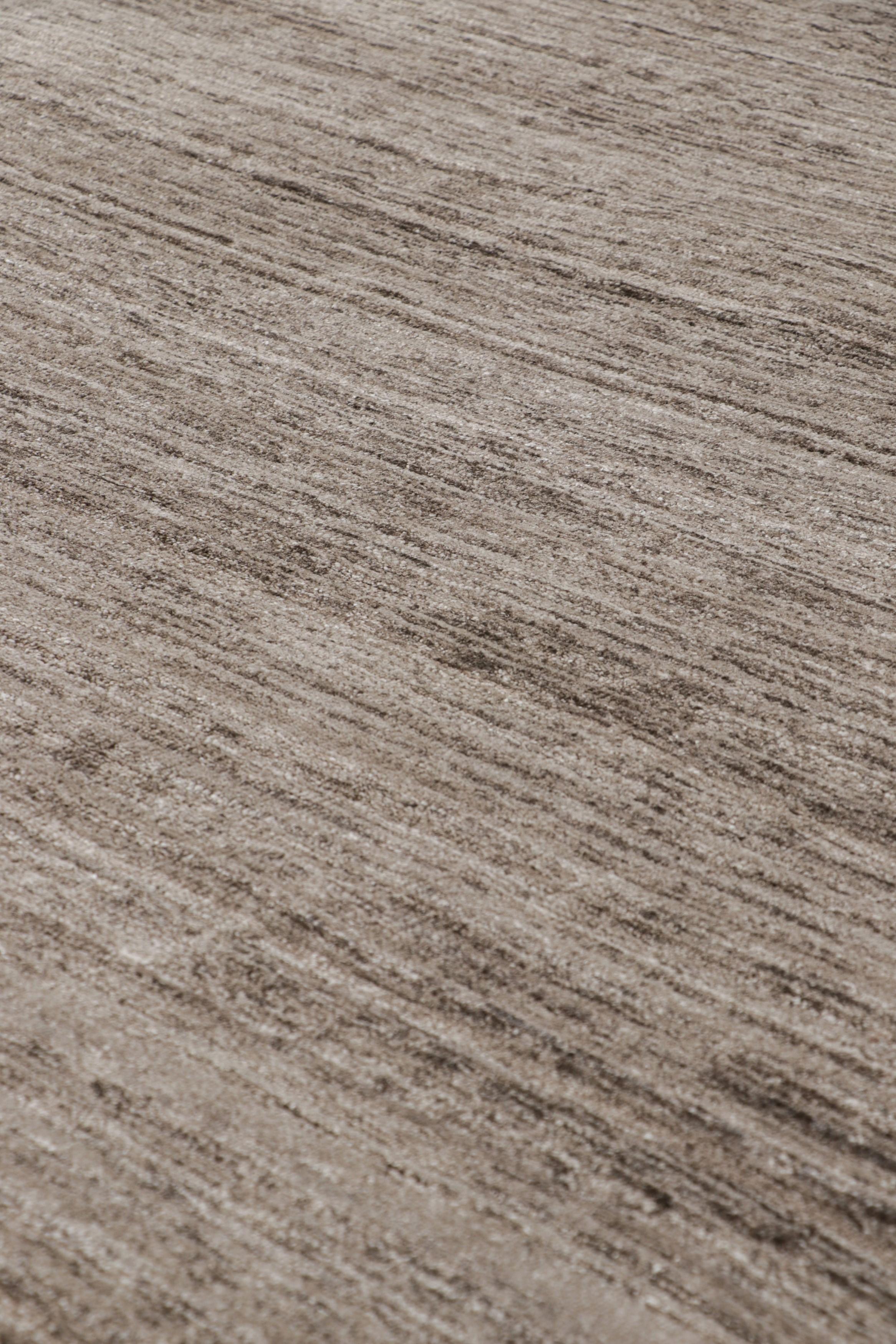 Rug & Kilim è un tappeto oversize con toni solidi beige-marrone e striature. In condizioni Nuovo in vendita a Long Island City, NY