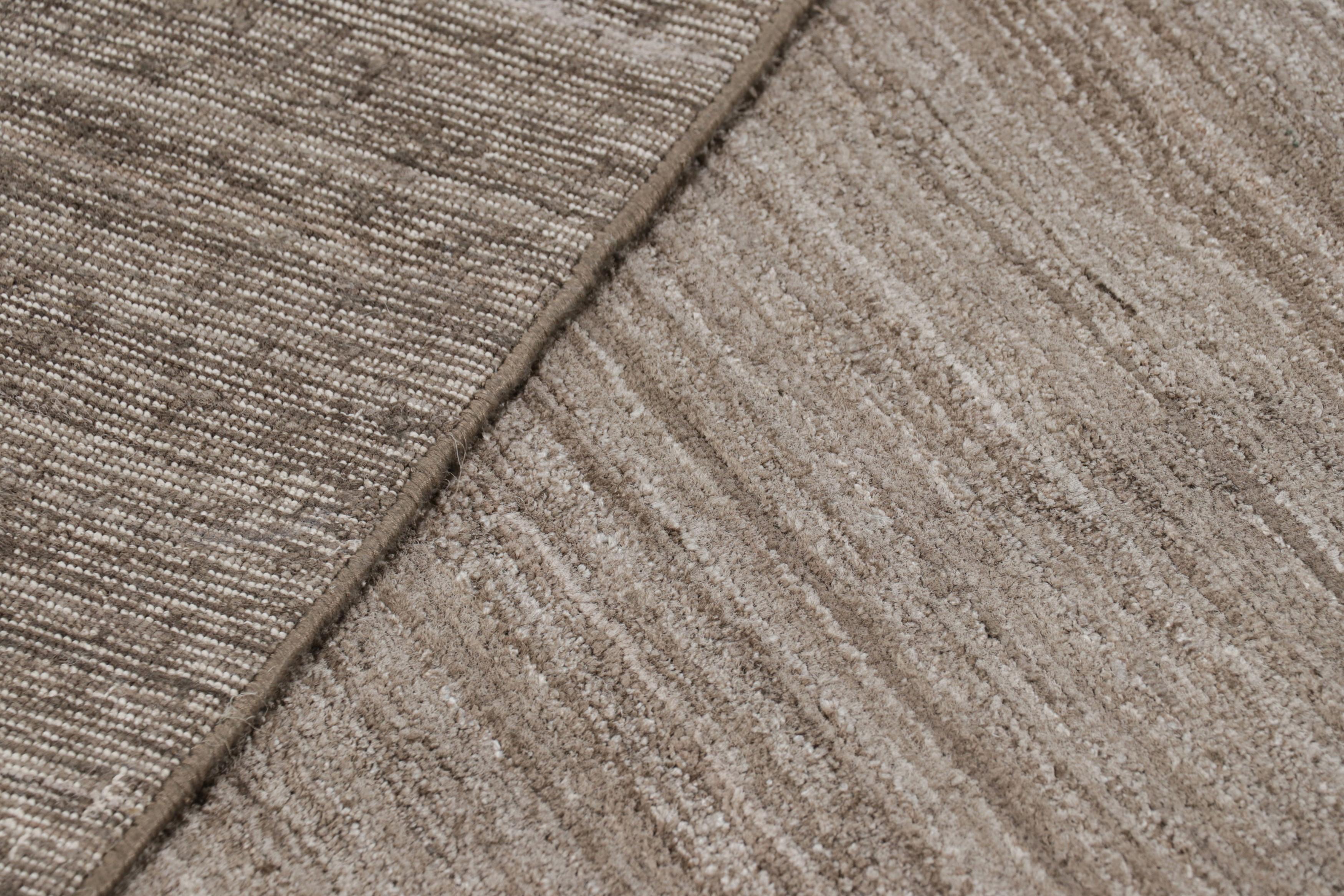 Rug & Kilim è un tappeto oversize con toni solidi beige-marrone e striature. In condizioni Nuovo in vendita a Long Island City, NY