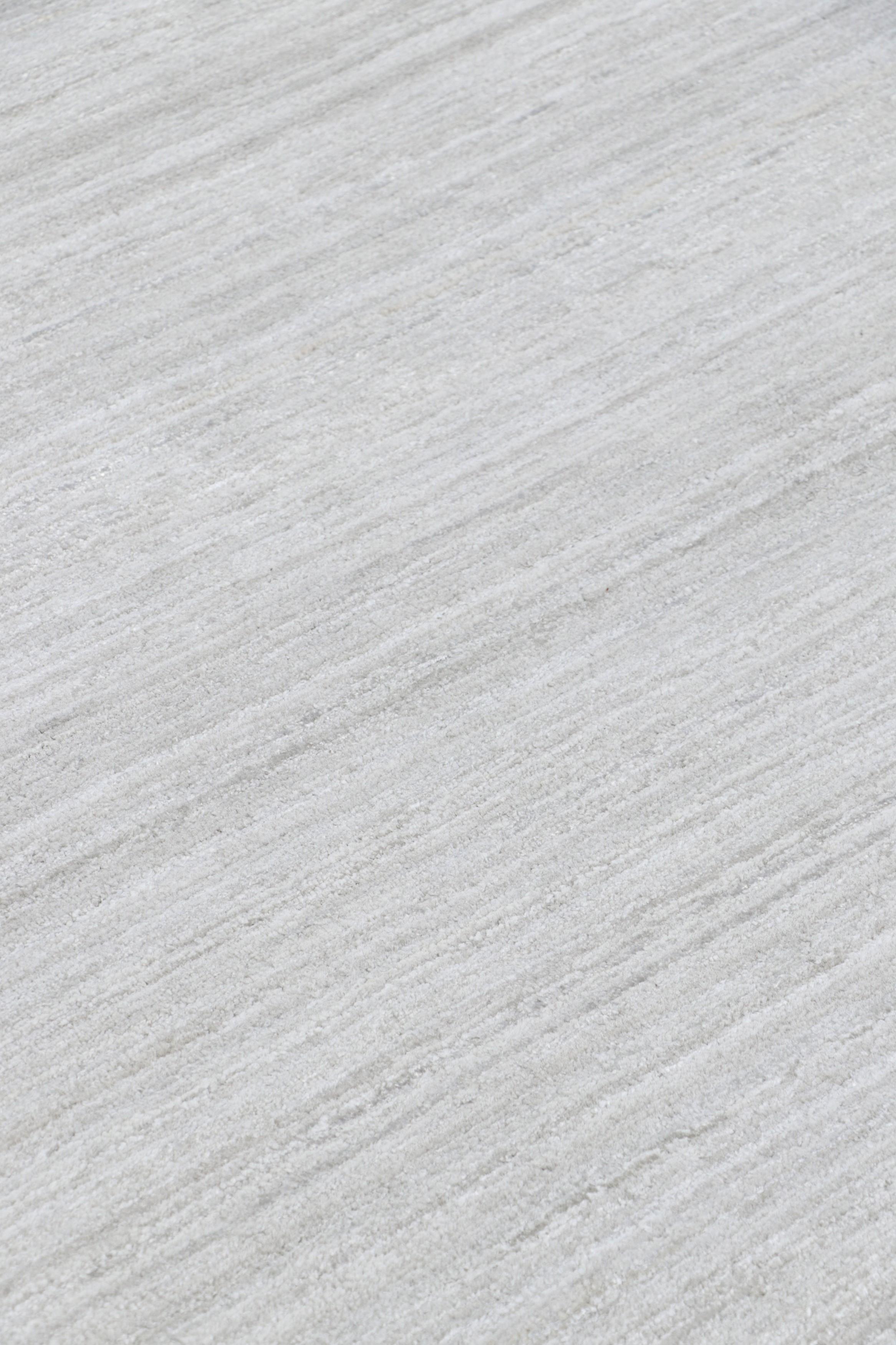 Realizzato a mano in seta artistica, questo tappeto 15x20 oversize è una nuova ricca aggiunta alla collezione di tappeti Textural di Rug & Kilim, con un'impressionante gamma di colori neutri e un'attenzione al movimento nel suo gioco unico di righe