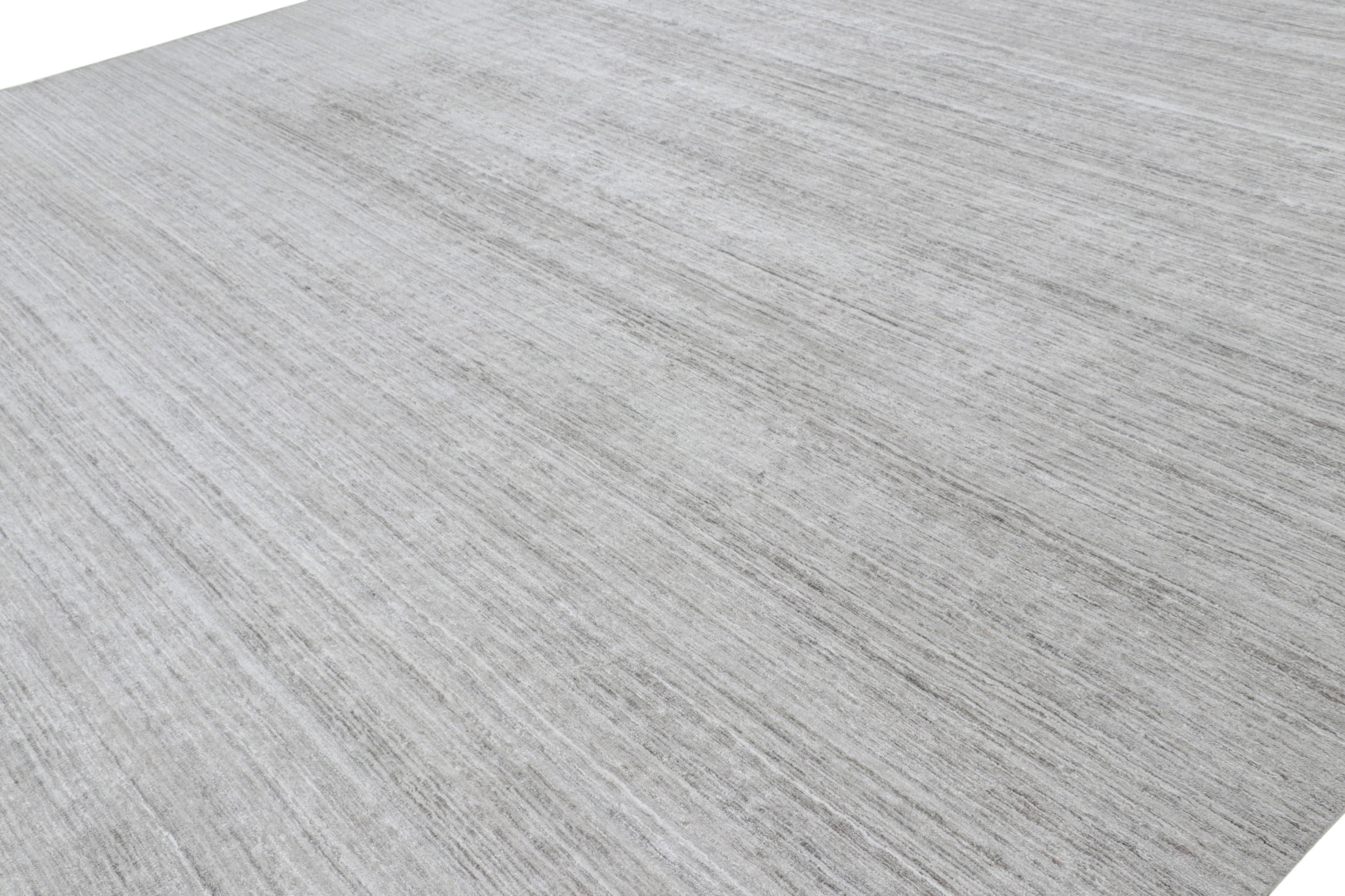 Fabriqué à la main en soie d'art, ce tapis surdimensionné 3x14 est un nouvel ajout à la collection de tapis Textural de Rug & Kilim - avec une gamme impressionnante de couleurs neutres et une attention au mouvement dans son jeu unique de rayures et
