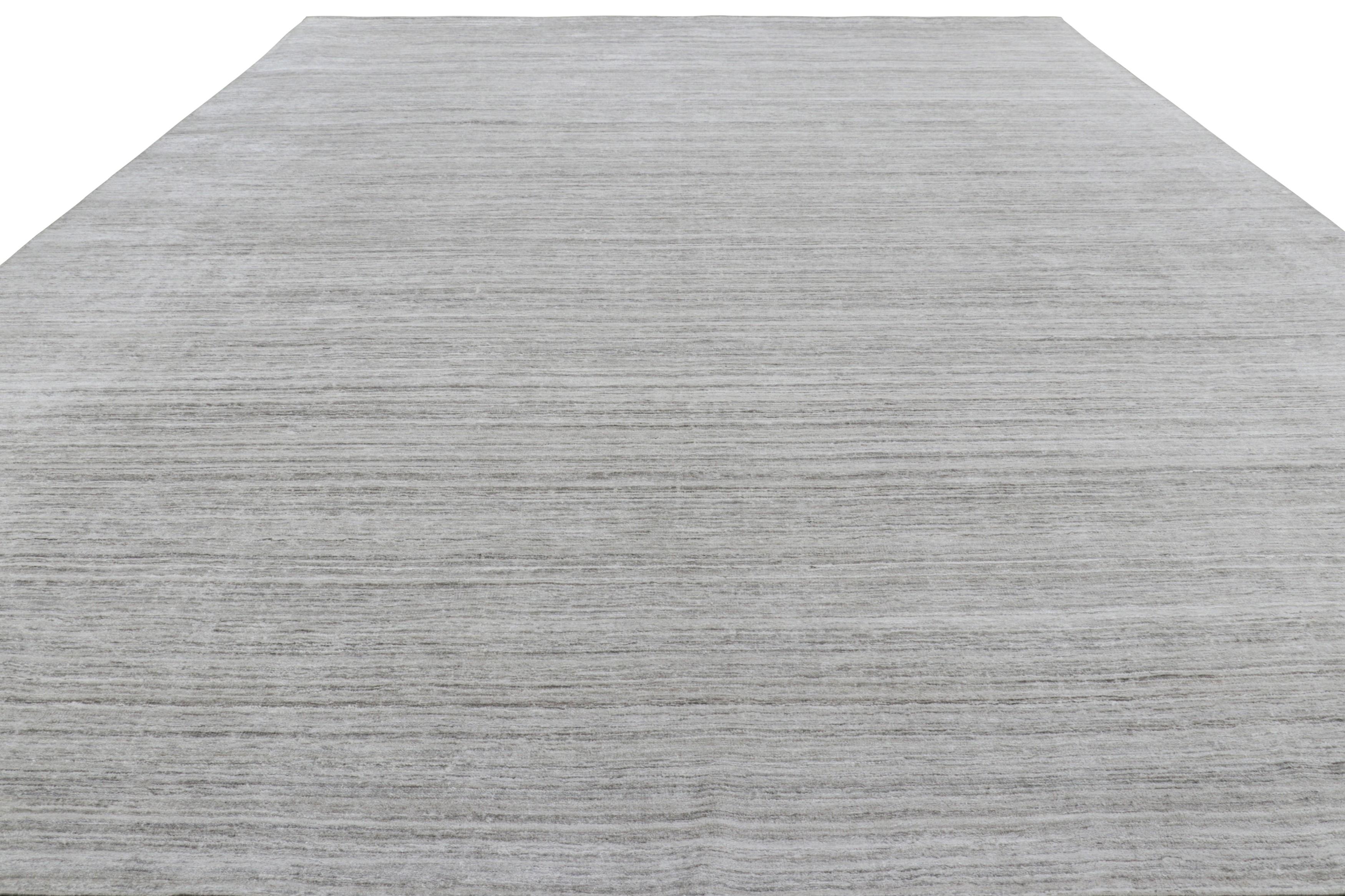 Moderne Tapis texturé surdimensionné de Rug & Kilim en gris uni et rayures Off-White en vente