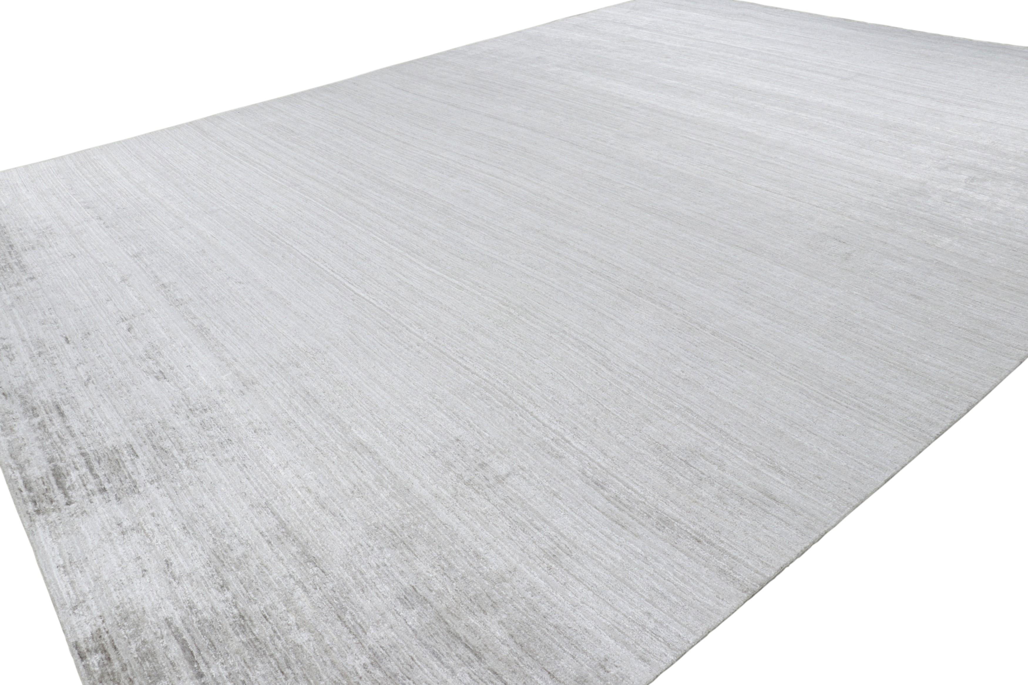 Indien Tapis texturé surdimensionné de Rug & Kilim en gris uni et rayures Off-White en vente