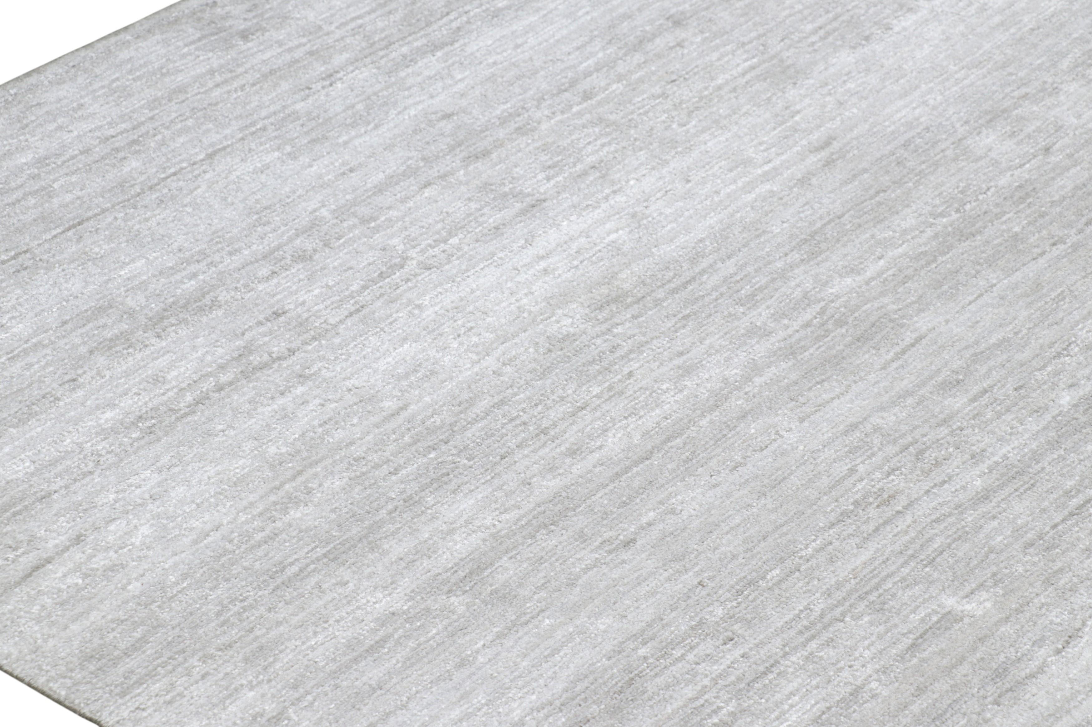Noué à la main Tapis texturé surdimensionné de Rug & Kilim en gris uni et rayures Off-White en vente