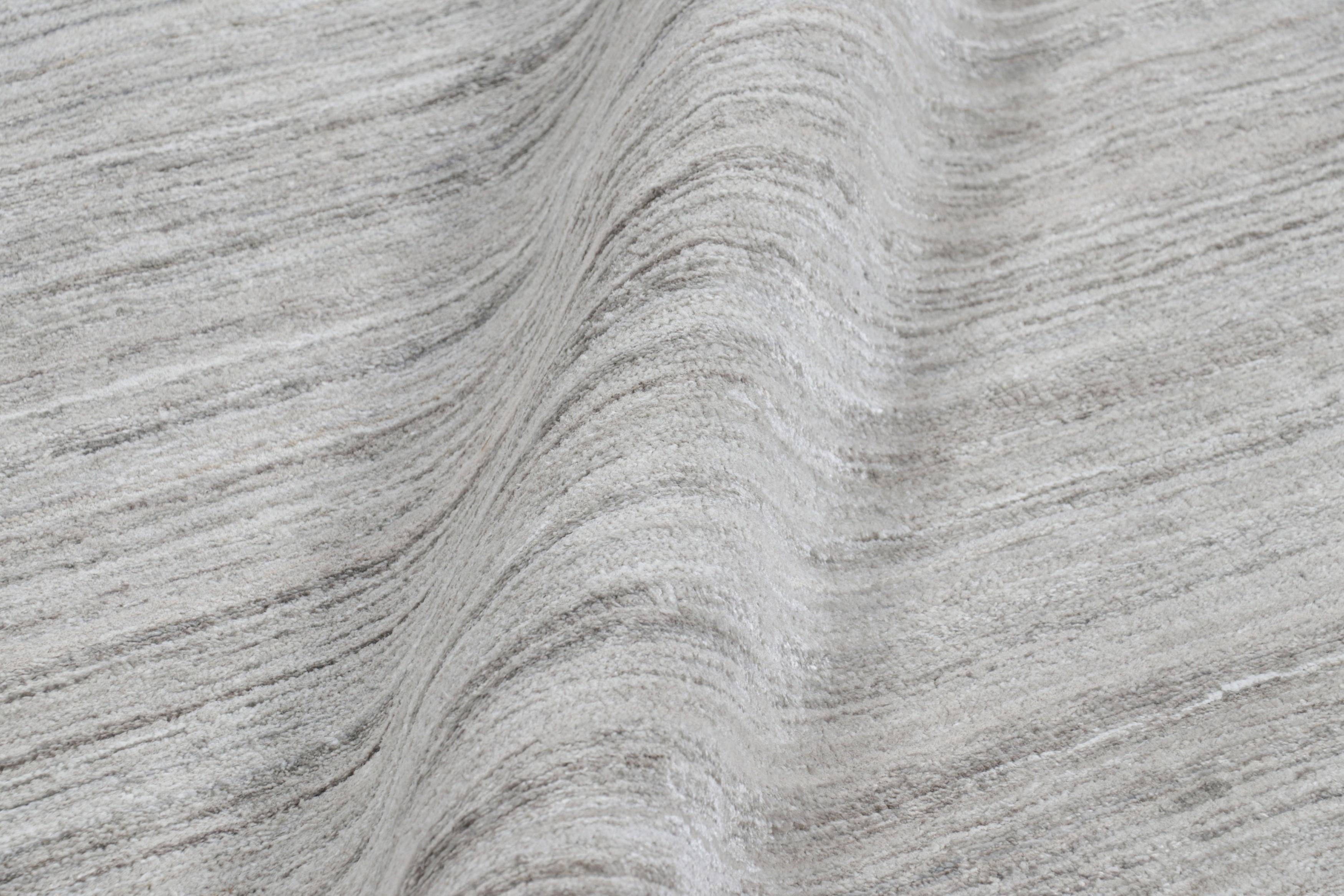 XXI secolo e contemporaneo Rug & Kilim è un tappeto testurizzato sovradimensionato con striature in grigio e bianco sporco. in vendita