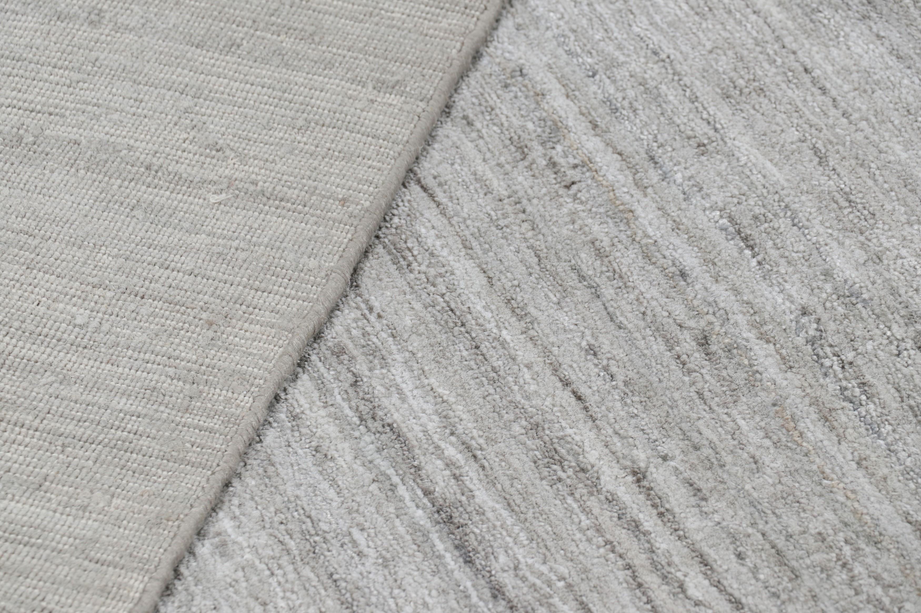 XXIe siècle et contemporain Tapis texturé surdimensionné de Rug & Kilim en gris uni et rayures Off-White en vente