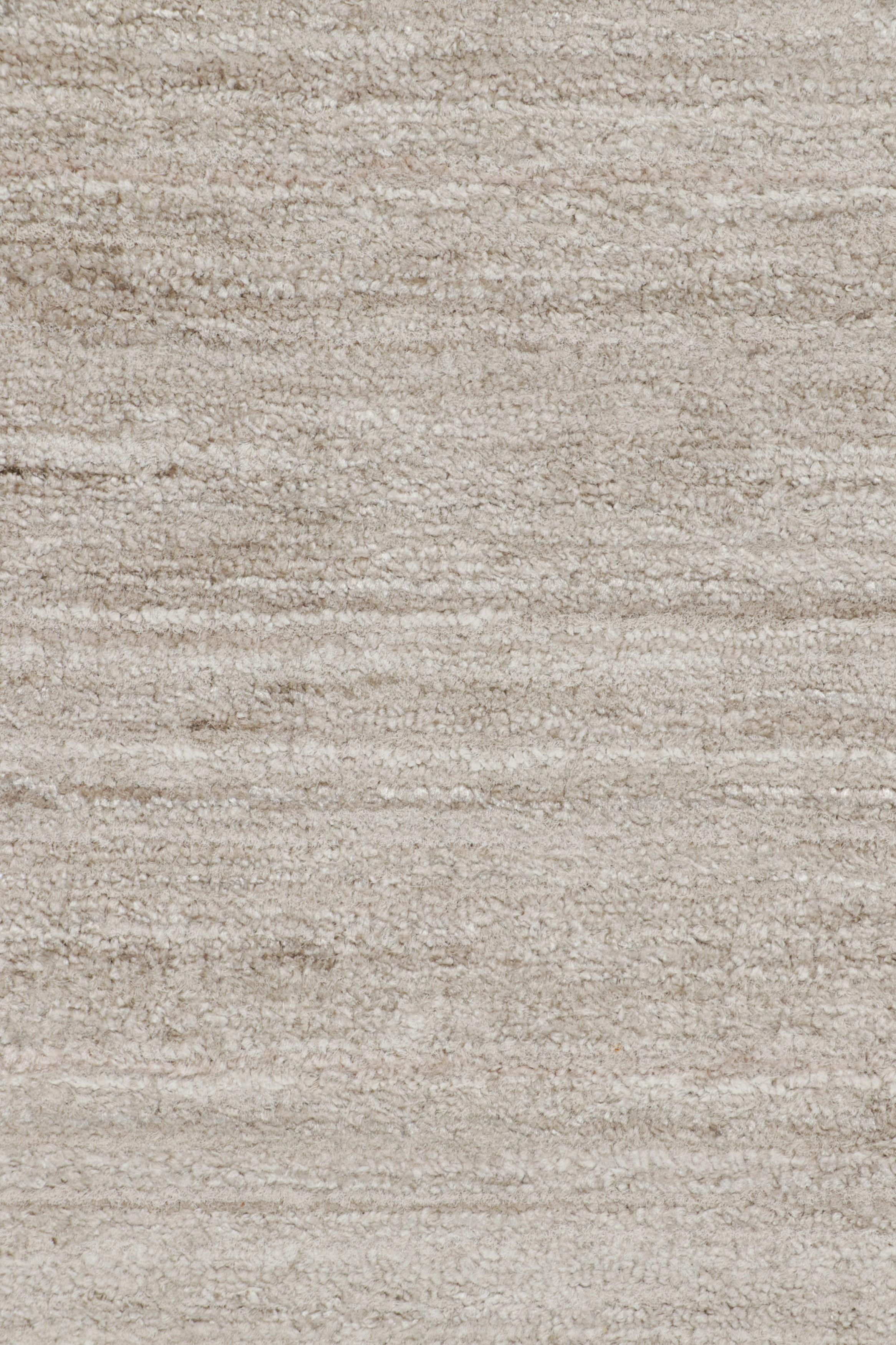 Realizzato a mano in seta artistica, questo tappeto 14x18 è una nuova ricca aggiunta alla collezione di tappeti Textural di Rug & Kilim, con un'impressionante gamma di colori neutri e un'attenzione al movimento nel suo gioco unico di righe e