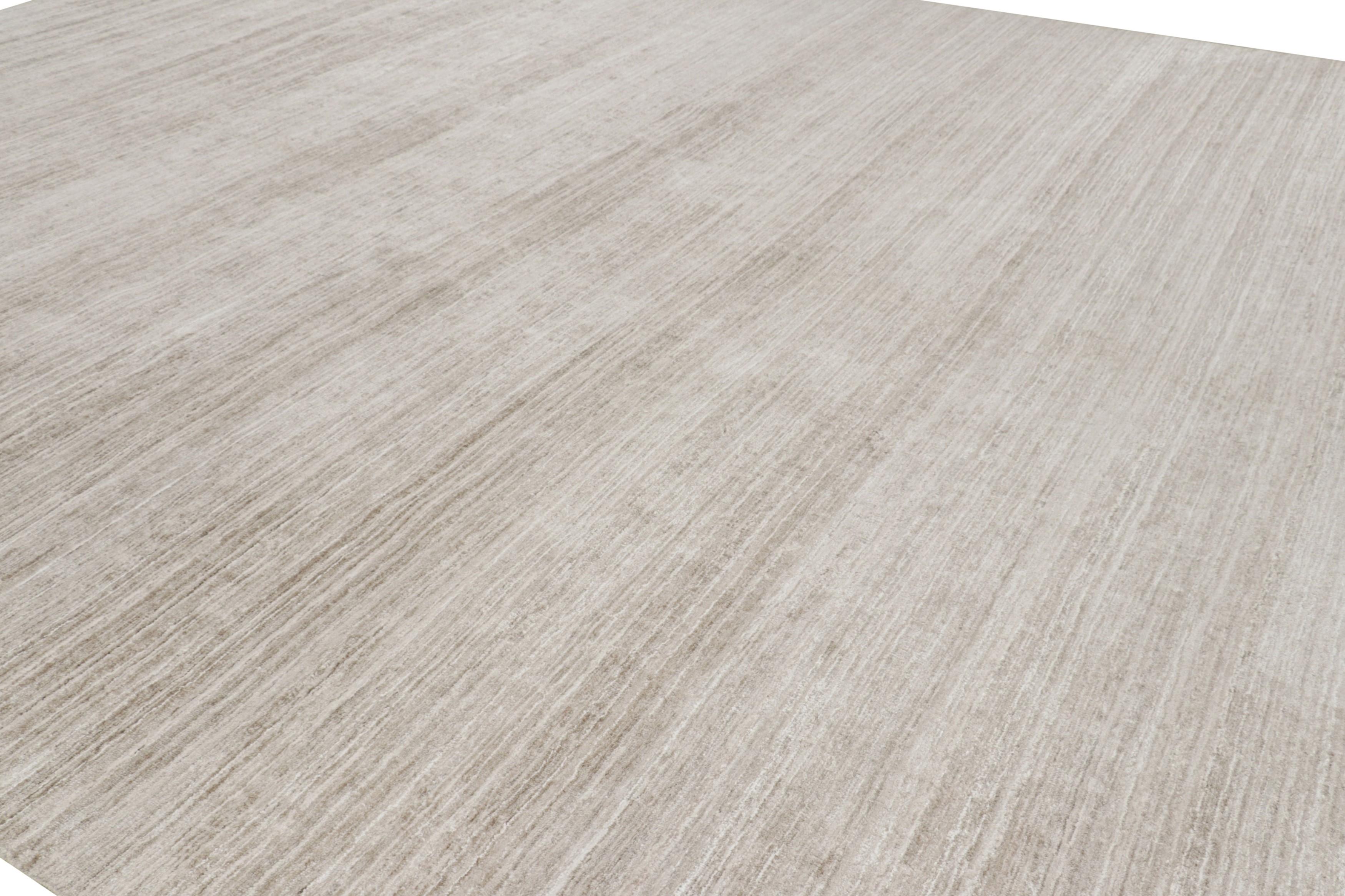 Moderno Rug & Kilim è un tappeto testurizzato oversize nei toni del taupe, del bianco e delle striature. in vendita