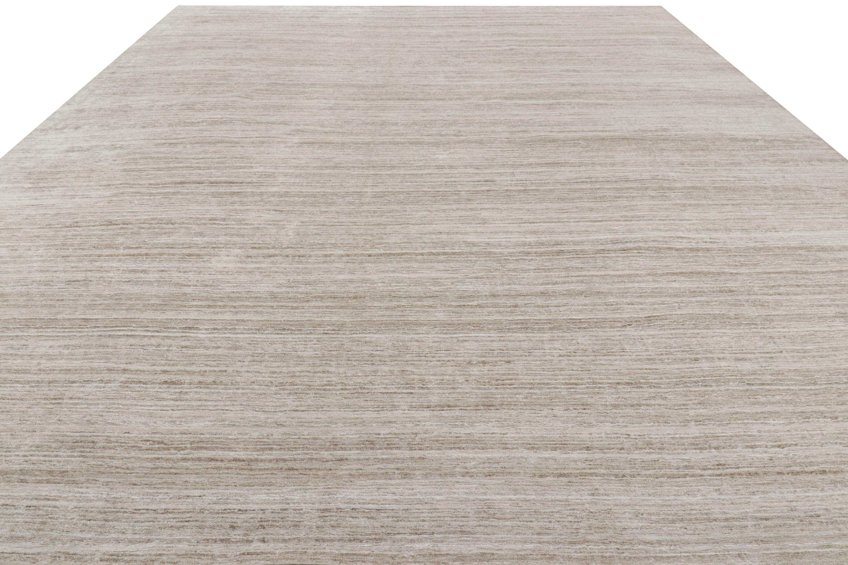 Rug & Kilim's übergroßer Strukturteppich in soliden Taupe- und Weiß-Tönen und Streifen (Indisch) im Angebot