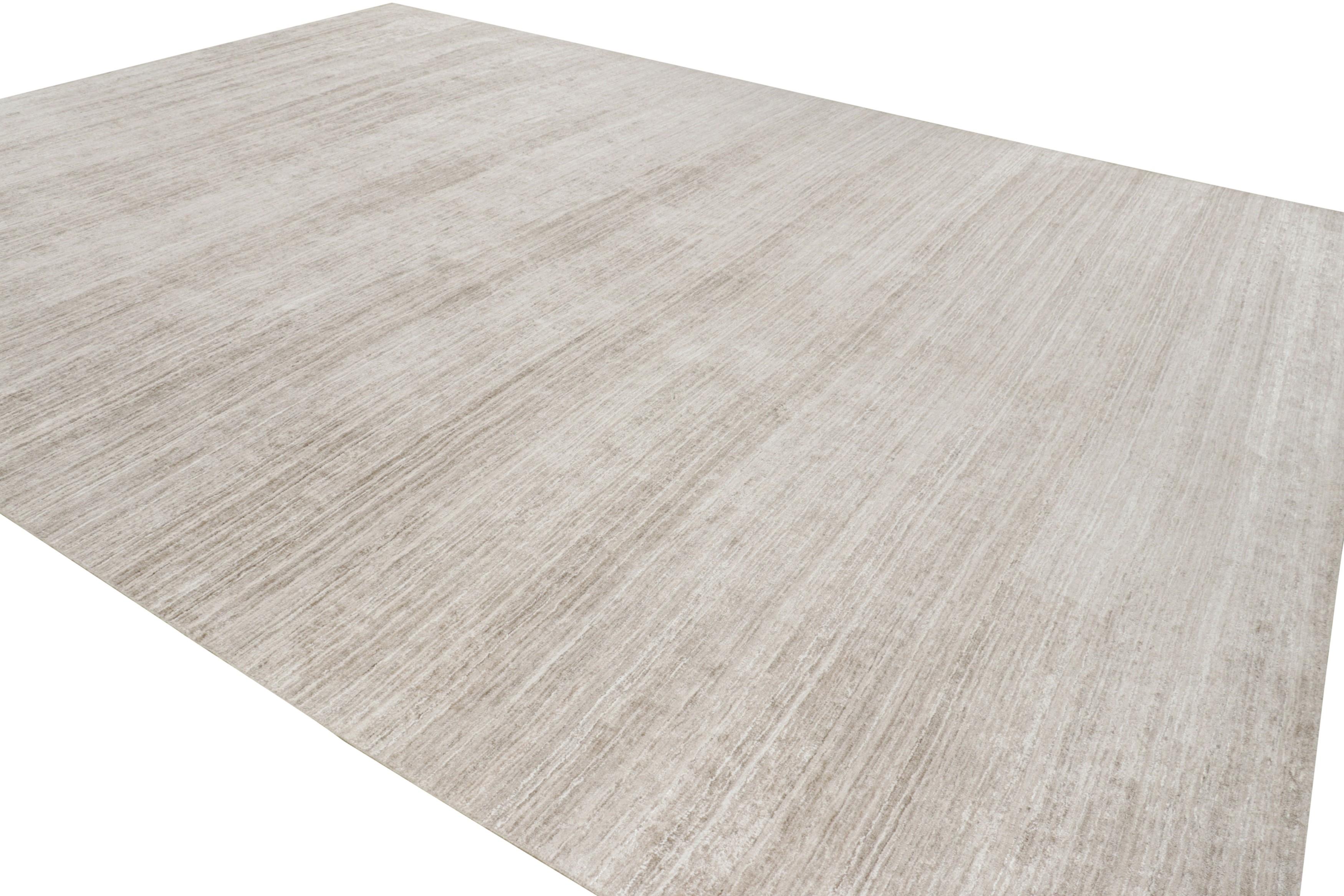 Rug & Kilim's übergroßer Strukturteppich in soliden Taupe- und Weiß-Tönen und Streifen (Handgeknüpft) im Angebot