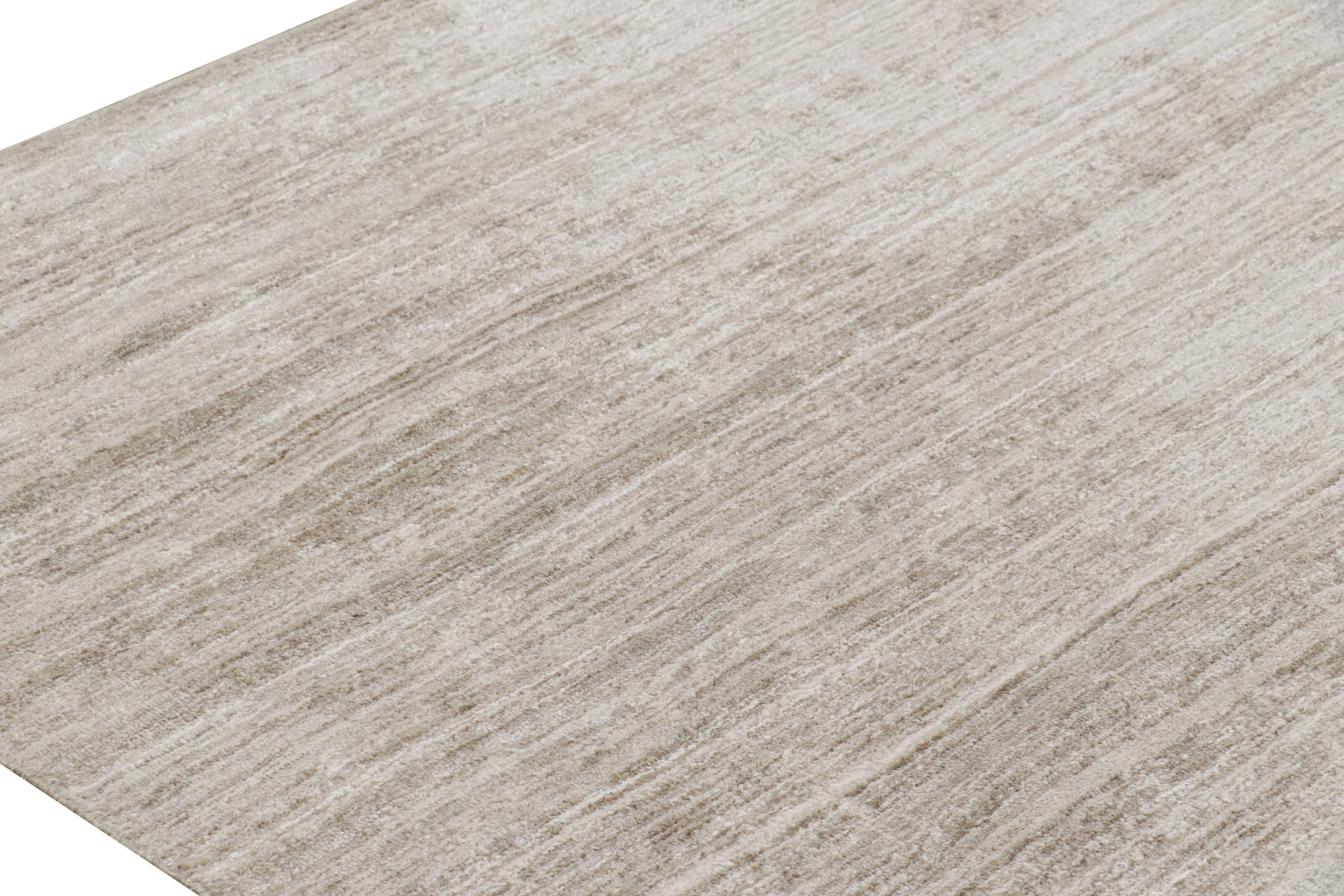 Rug & Kilim è un tappeto testurizzato oversize nei toni del taupe, del bianco e delle striature. In condizioni Nuovo in vendita a Long Island City, NY