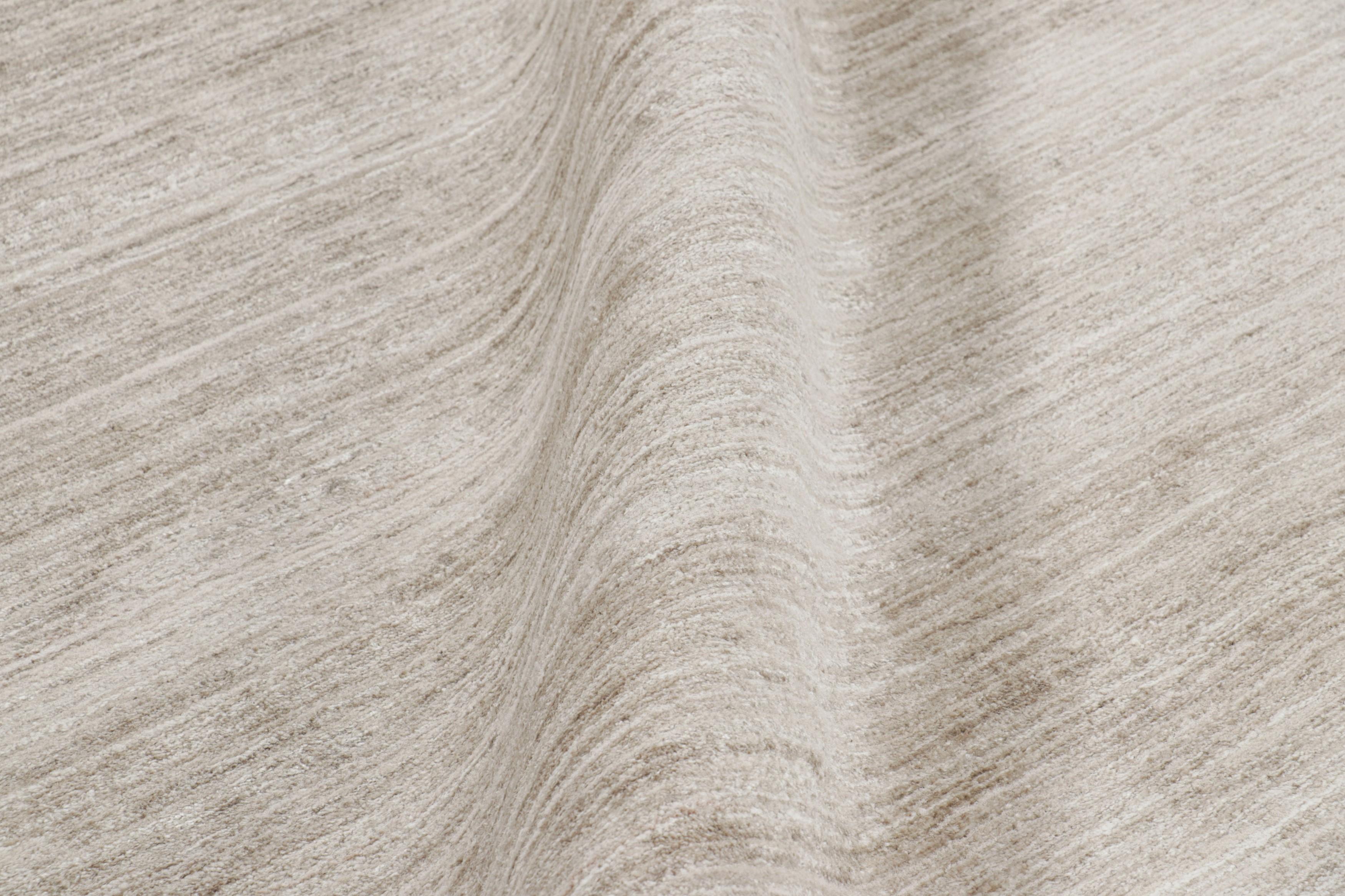 XXI secolo e contemporaneo Rug & Kilim è un tappeto testurizzato oversize nei toni del taupe, del bianco e delle striature. in vendita