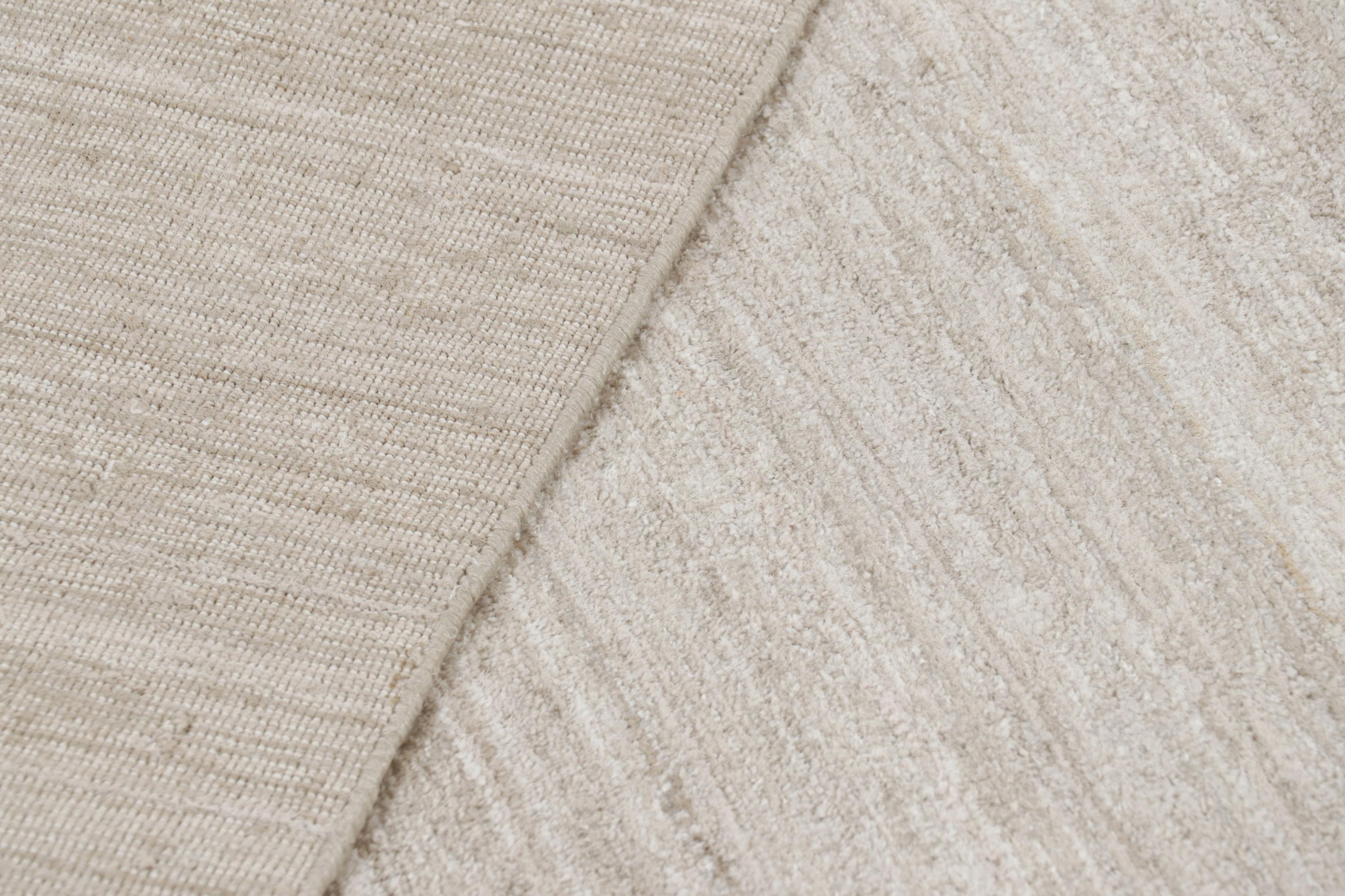 Rug & Kilim's übergroßer Strukturteppich in soliden Taupe- und Weiß-Tönen und Streifen (Seide) im Angebot